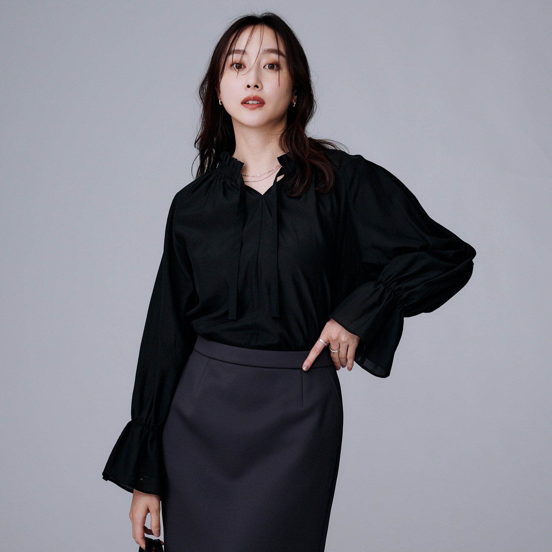 UNTITLED「【キャンディスリーブ/エレガント】フリルギャザーネックブラウス」|シャツ・ブラウス|ブラック(019)