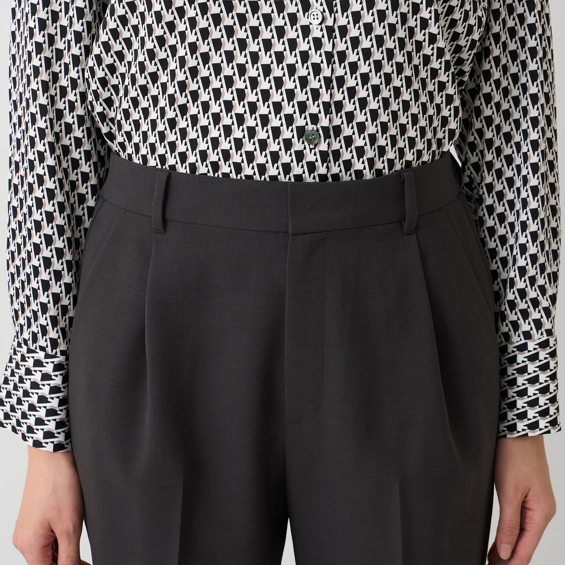 UNTITLED「エアリータックテーパードパンツ」|その他|