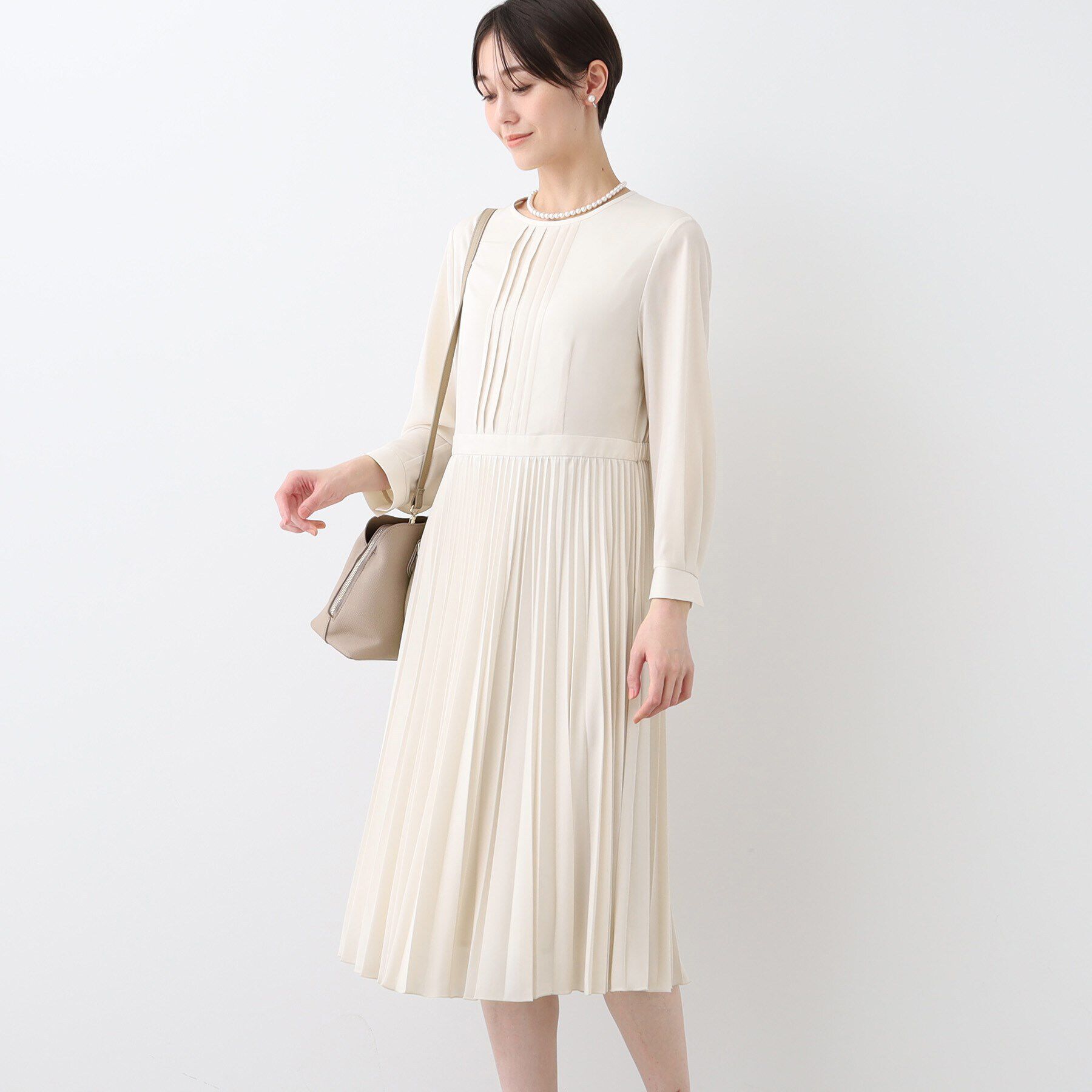 INDIVI「【洗える】スタイルUPプリーツワンピース」|ワンピース|グレージュ(050)