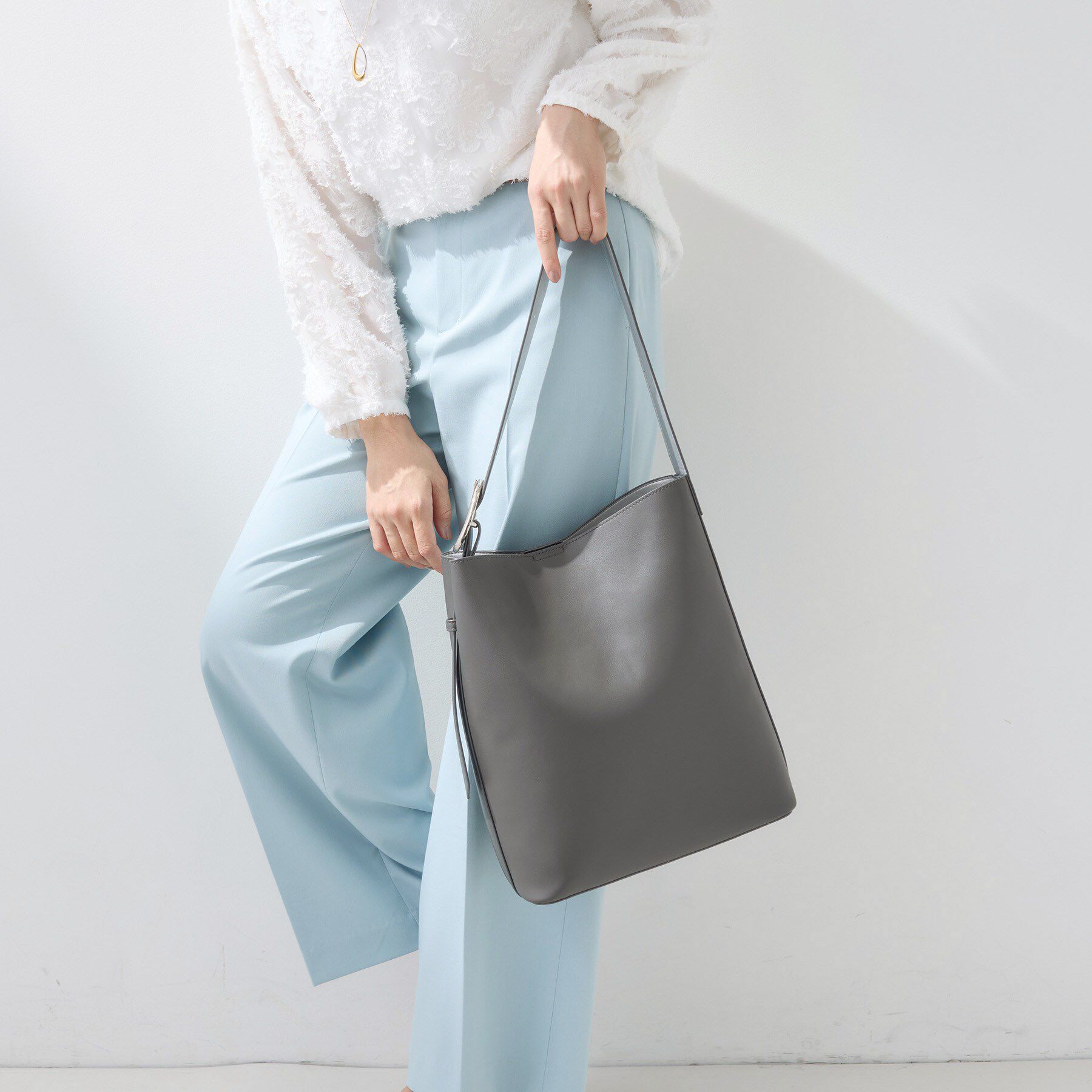 INDIVI「【A4収納可能／合皮】配色デザインワンショルダーバッグ」|ショルダー・メッセンジャー|チャコールグレー(5