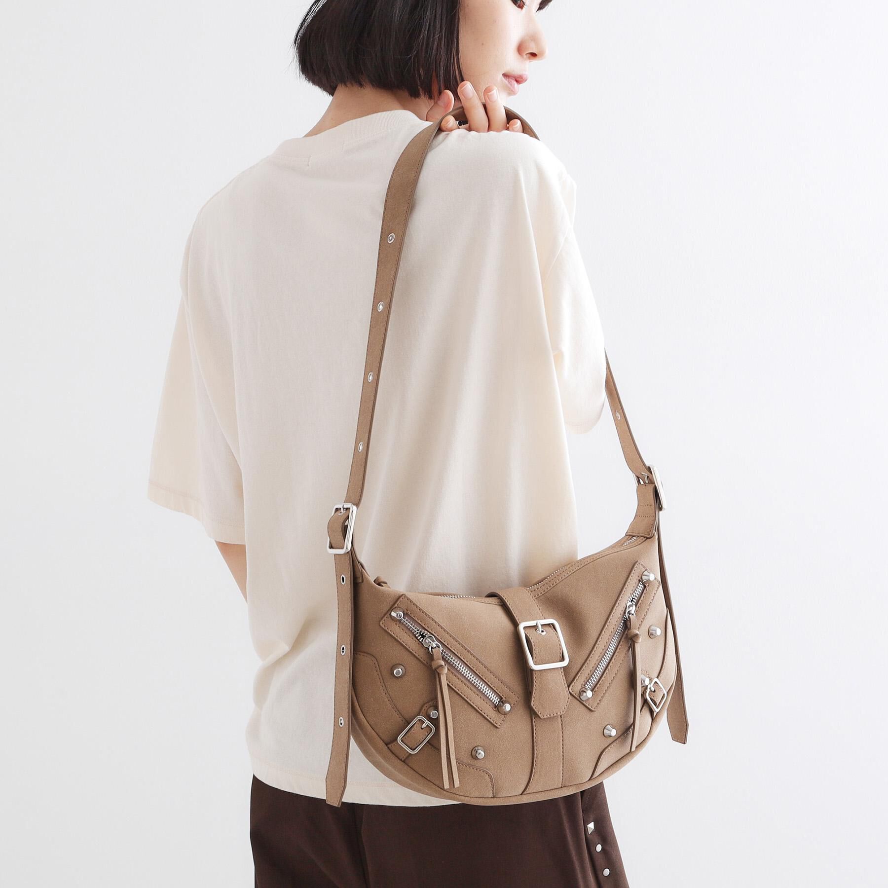tk.TAKEO KIKUCHI「【FANCYシリーズ】スタッズクレセントショルダーバッグ」|ショルダー・メッセンジャー|