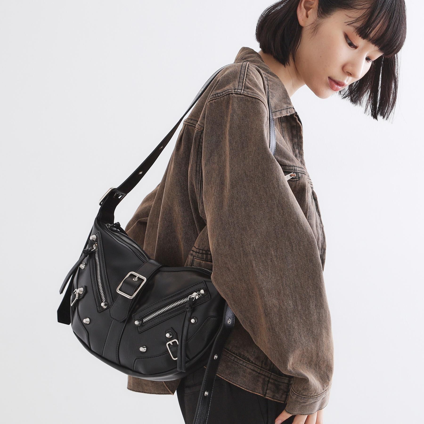 tk.TAKEO KIKUCHI「【FANCYシリーズ】スタッズクレセントショルダーバッグ」|ショルダー・メッセンジャー|