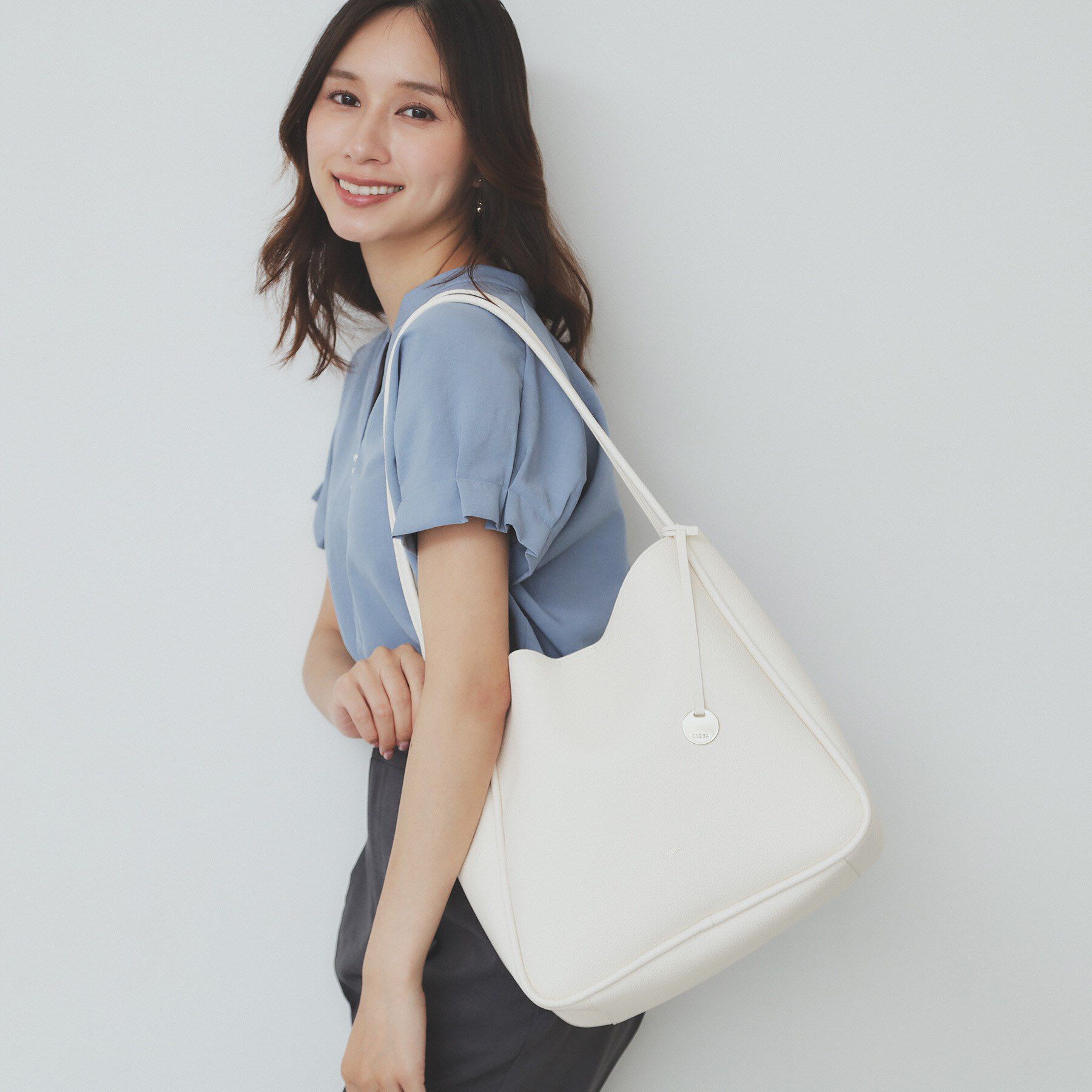 index「【A4サイズ収納可能】コインチャーム付きトートバッグ」|トートバッグ|ホワイト(001)