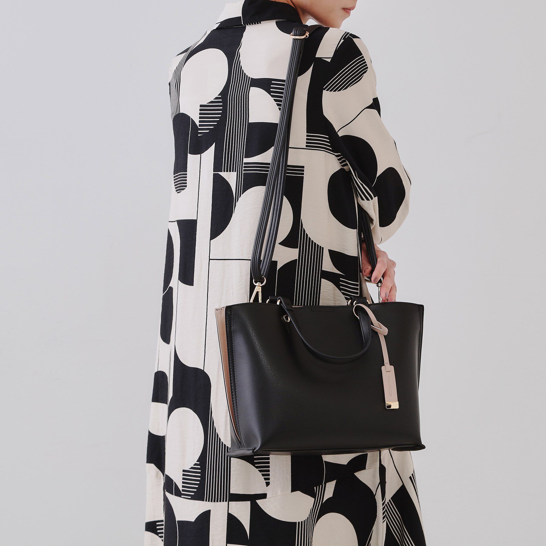 OPAQUE.CLIP「【2WAY】バイカラー3層ミドルトートバッグ」|トートバッグ|ブラック(519)