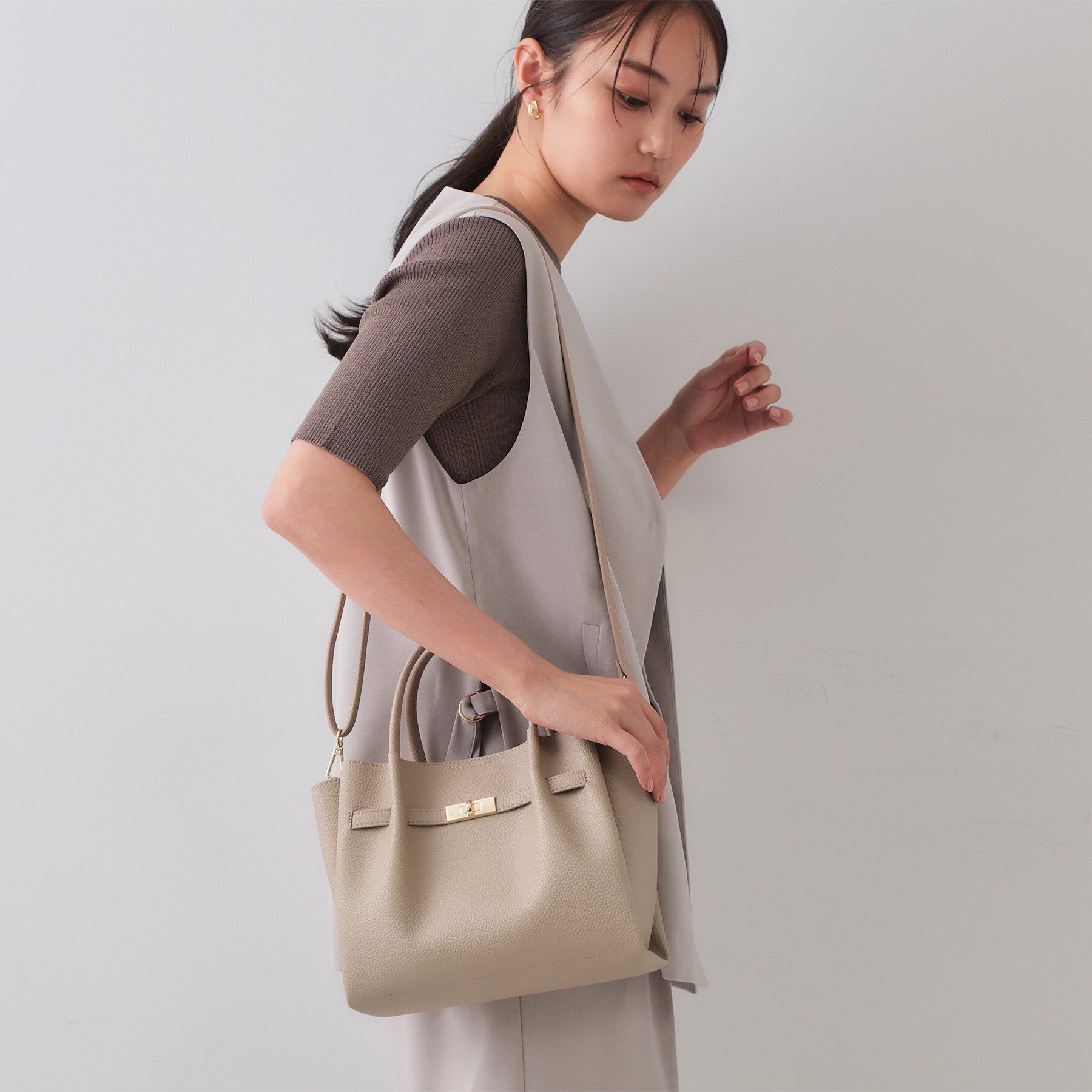 OPAQUE.CLIP「【軽量/2WAY/通勤対応】フロントベルトデザインミドルトートバッグ」|ショルダー・メッセンジャー|