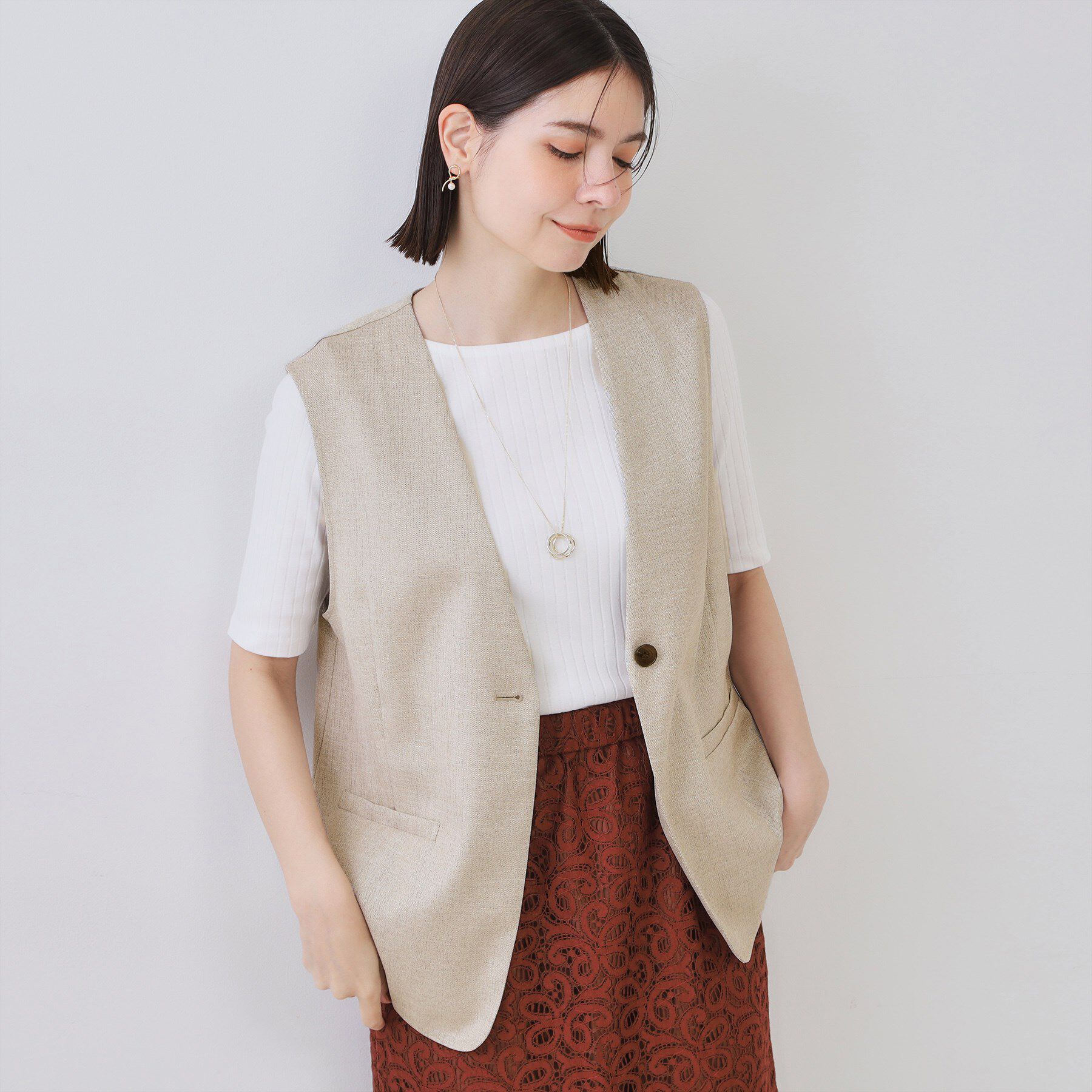 OPAQUE.CLIP「リネンライクVネックジレ【洗濯機洗い可】」|ベスト・ジレ|ベージュ(052)