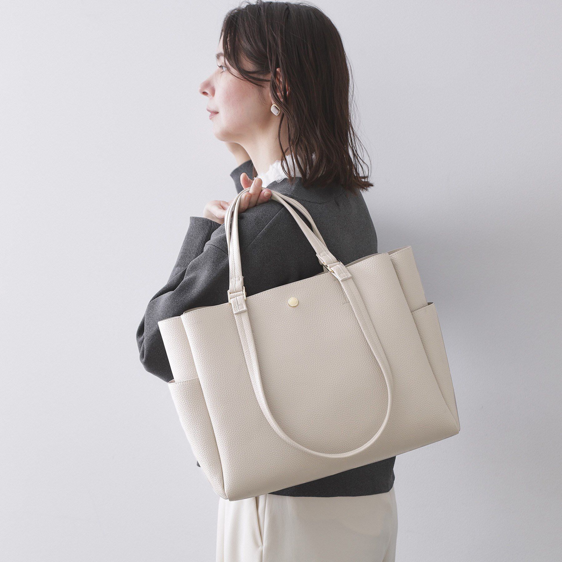 OPAQUE.CLIP「シュリンク合皮大容量トートバッグ【人間工学／軽量／A4サイズ対応／2WAY】」|トートバッグ|グレージュ(050)