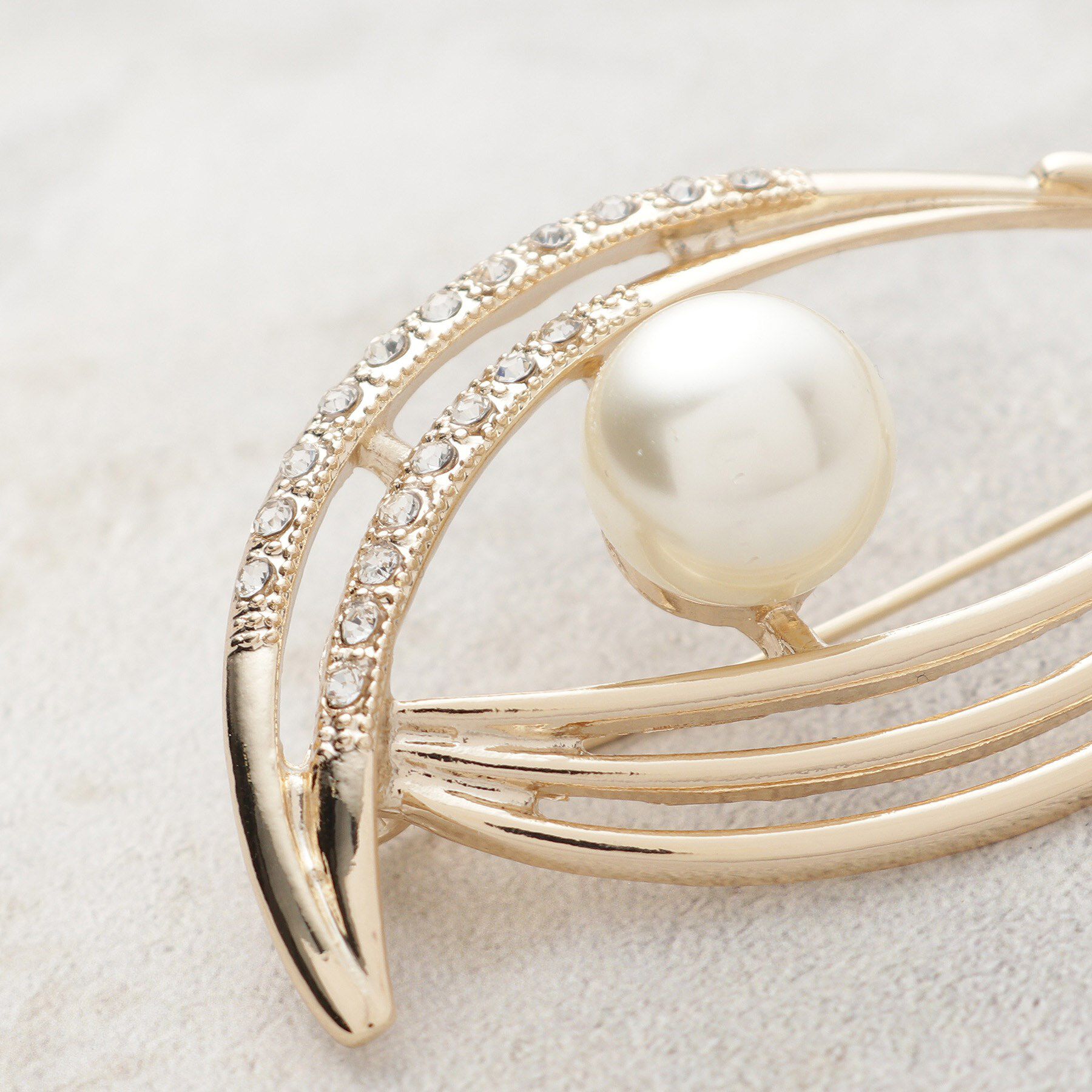 OPAQUE.CLIP「フェイクパール&times;ビジュー ニュアンスラインブローチ」|ブローチ・コサージュ|