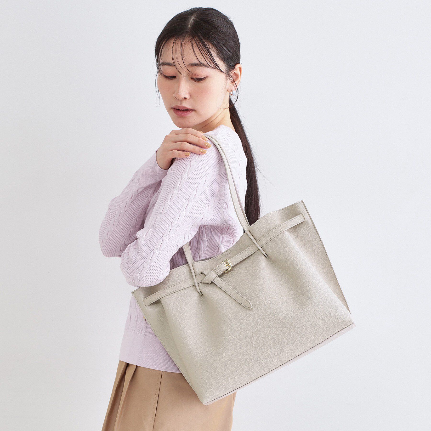 OPAQUE.CLIP「ベルトデザイン軽量シュリンク合皮A4トート」|トートバッグ|ライトグレー(011