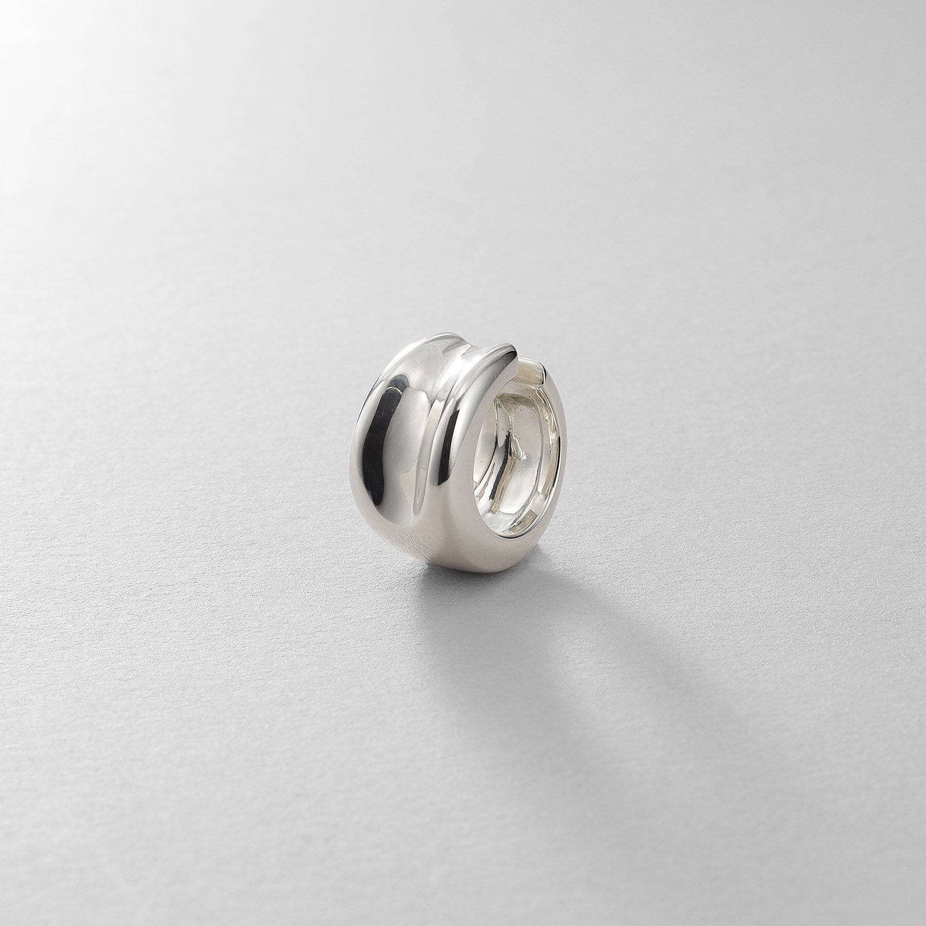 COCOSHNIK ONKITSCH「シルバー コンケイブイヤカフ」|イヤリング|