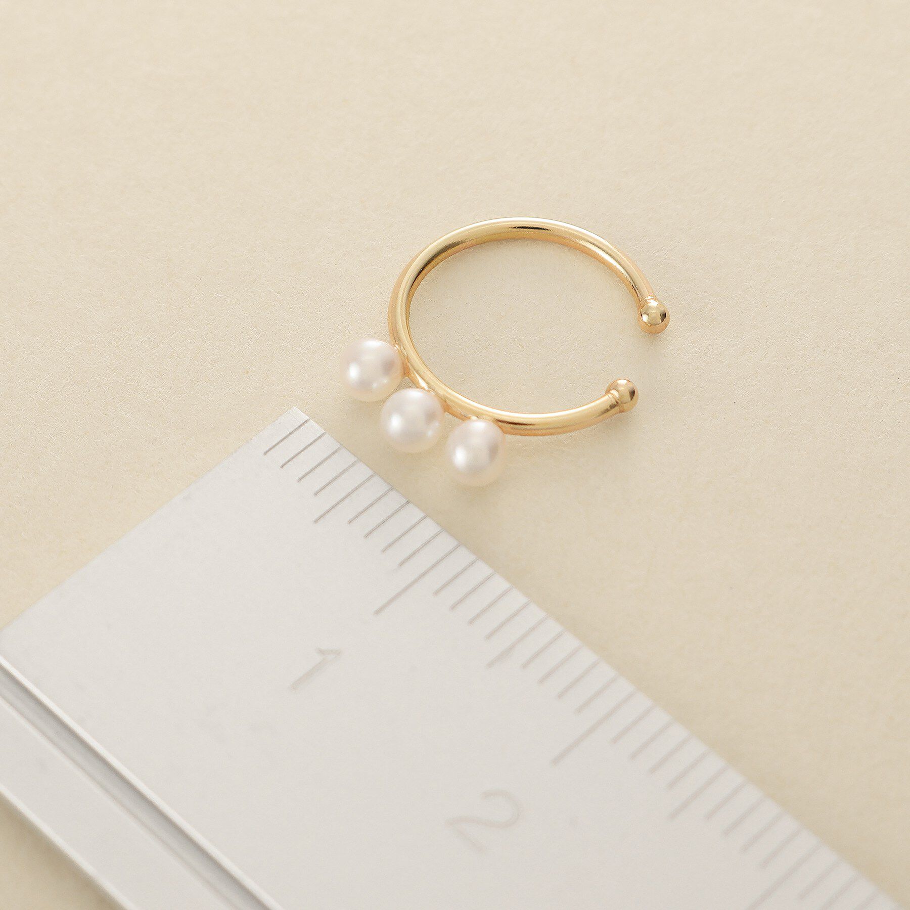 COCOSHNIK ONKITSCH「K10トリプルパールイヤーカフ」|イヤリング|