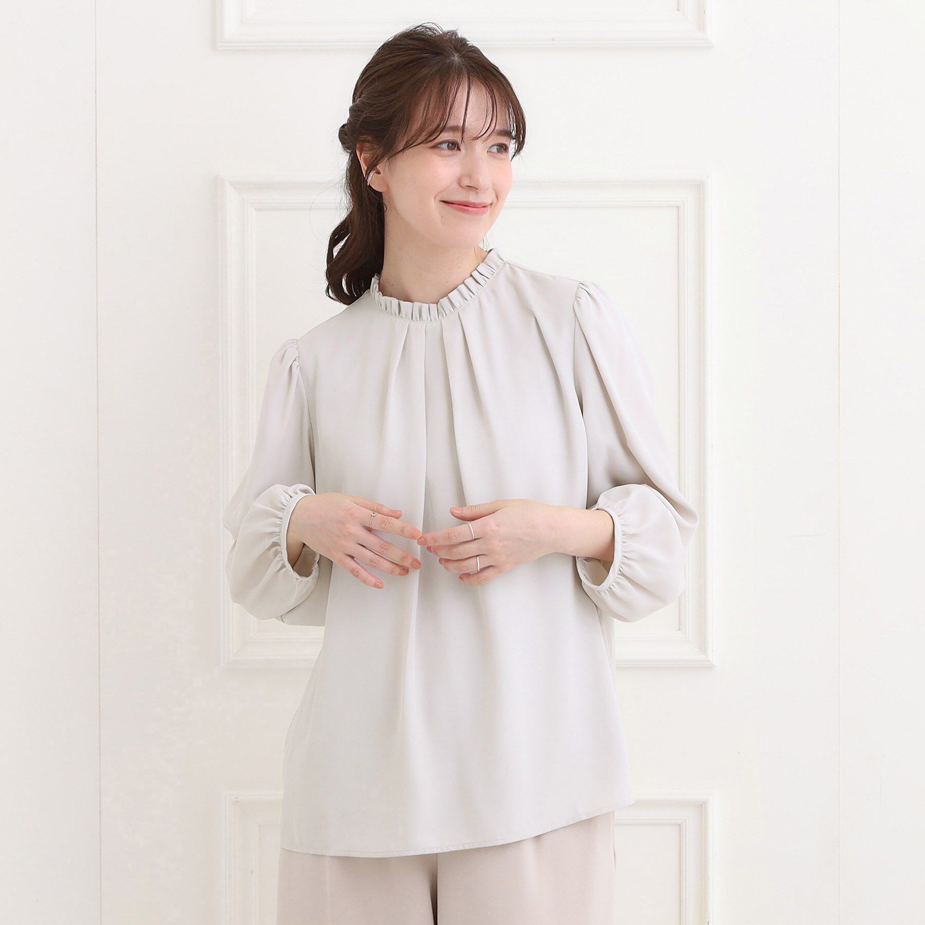 SHOO･LA･RUE「【洗濯機可/裏地つき】プチフリルで上品に クルーネックブラウス」|シャツ・ブラウス|