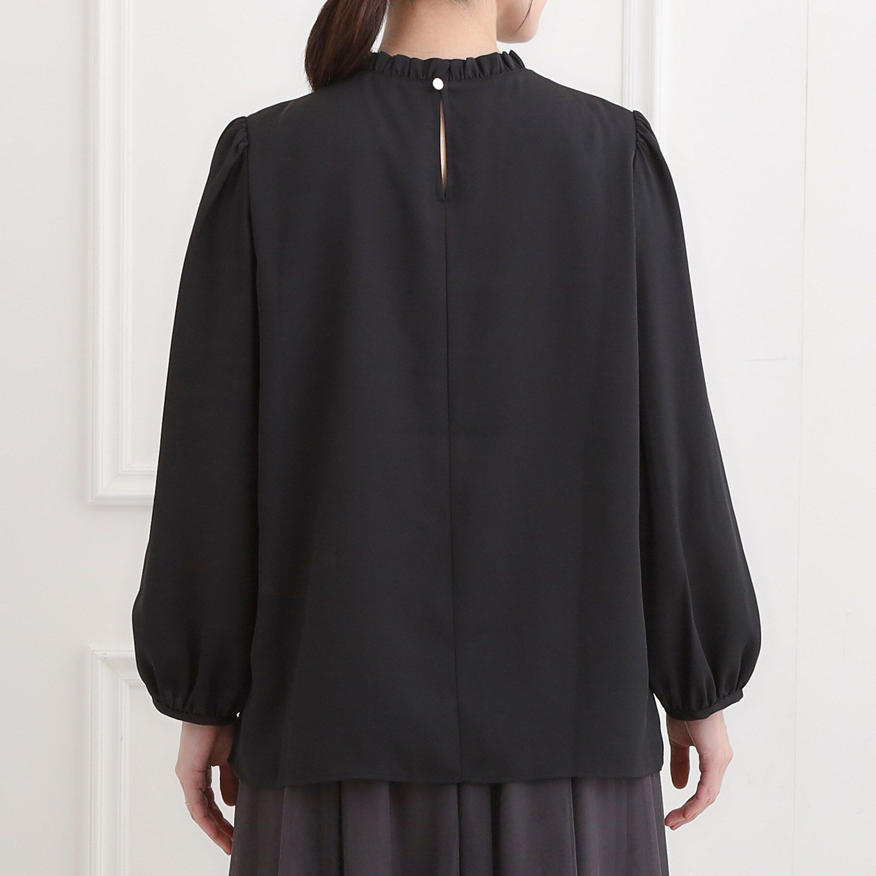 SHOO･LA･RUE「【洗濯機可/裏地つき】プチフリルで上品に クルーネックブラウス」|シャツ・ブラウス|