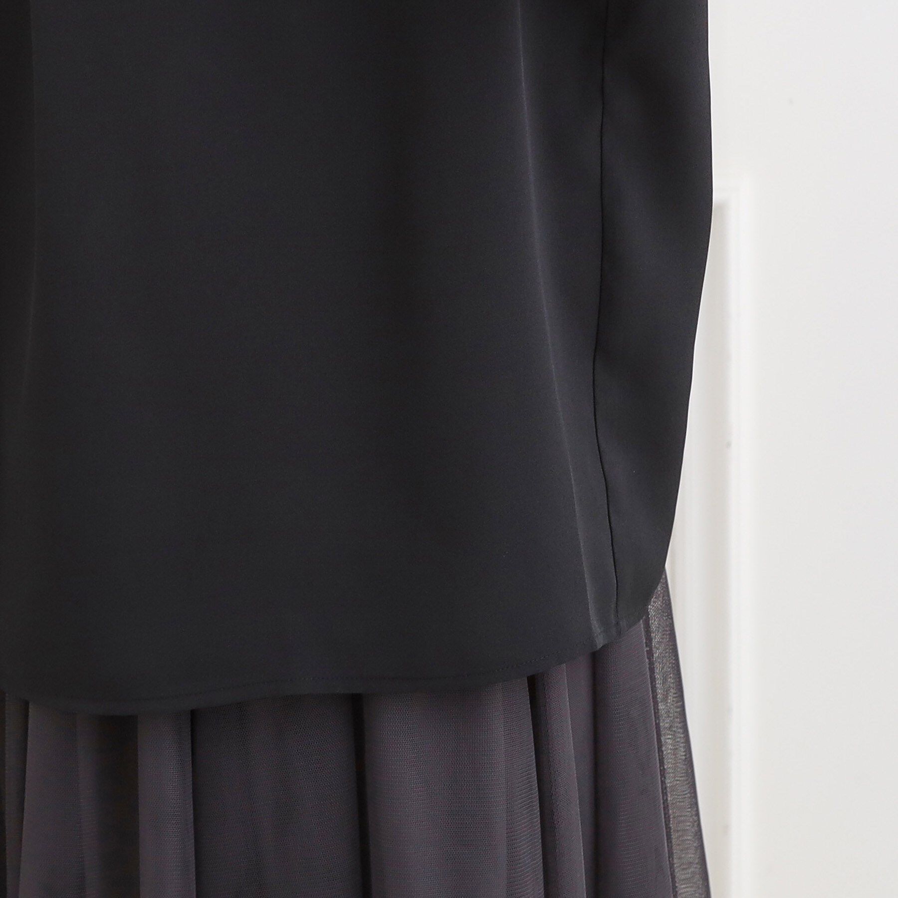 SHOO･LA･RUE「【洗濯機可/裏地つき】プチフリルで上品に クルーネックブラウス」|シャツ・ブラウス|