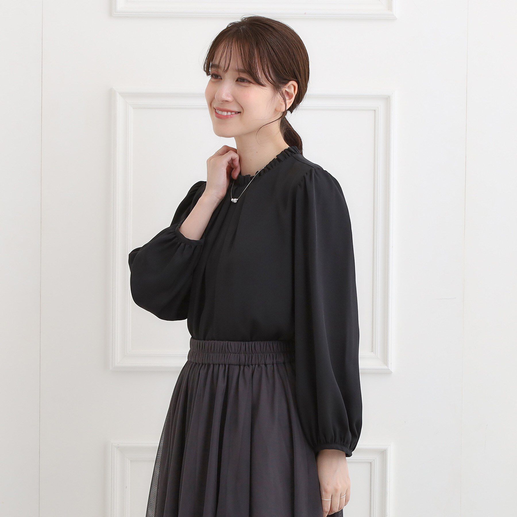 SHOO･LA･RUE「【洗濯機可/裏地つき】プチフリルで上品に クルーネックブラウス」|シャツ・ブラウス|