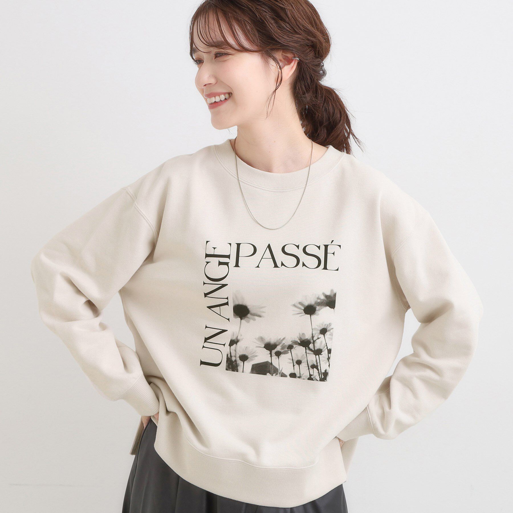 SHOO･LA･RUE「グラフィックアソート裏毛スウェット」|パーカー|グレージュ(450)