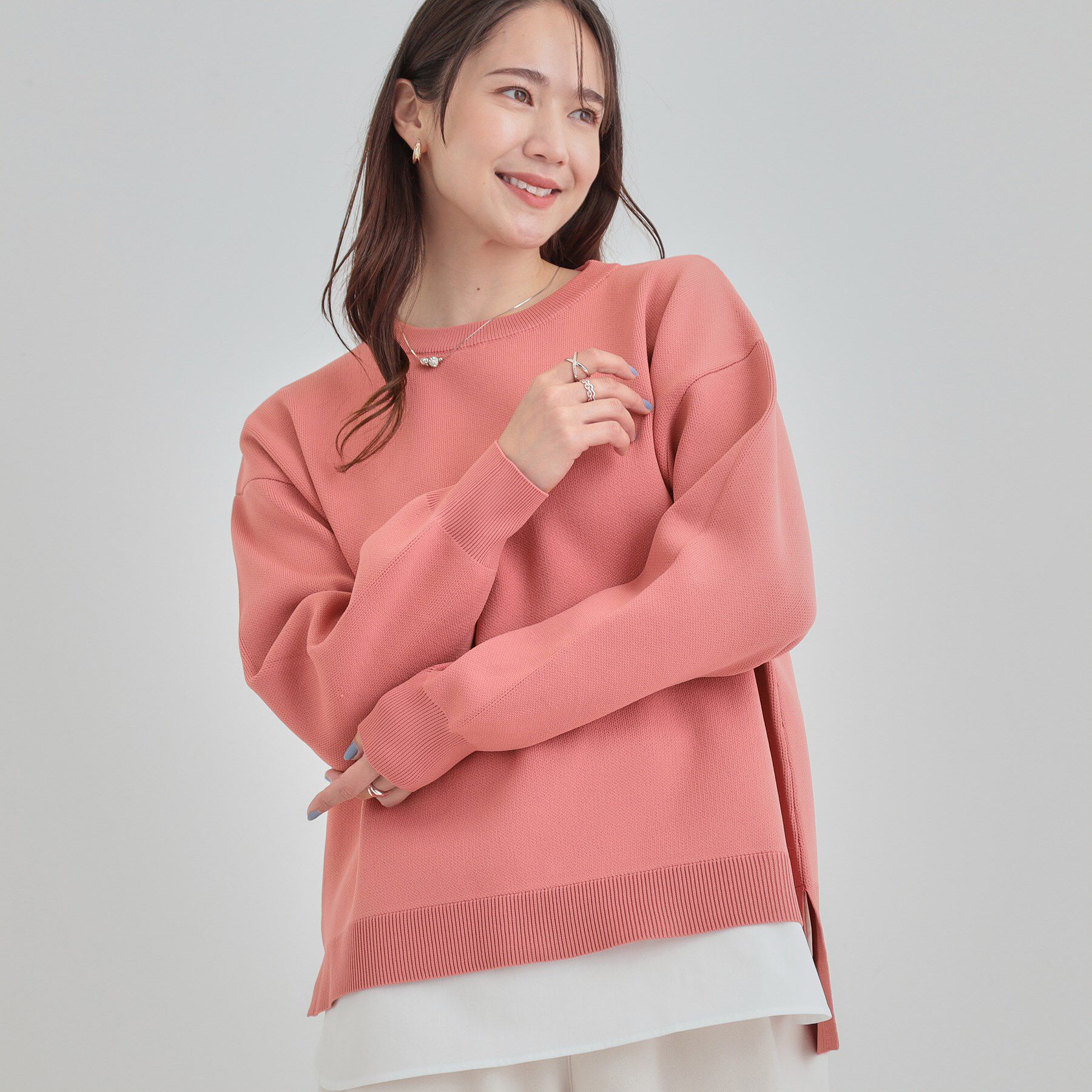 SHOO･LA･RUE「【洗濯機可/S-LL】さらに軽くなった スポンディッシュ裾フェイクトップス」|ニット・セーター|ピンク(072)