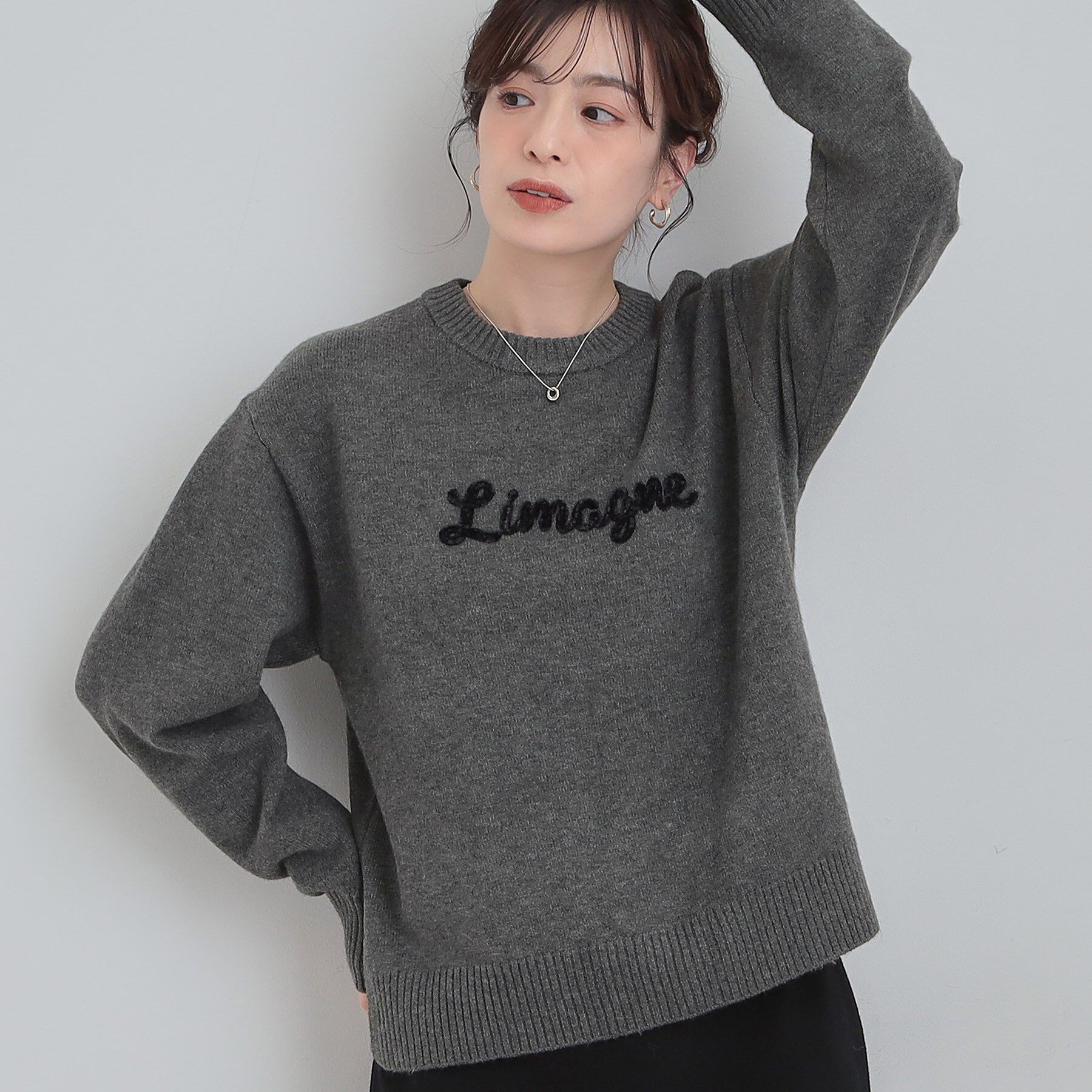 SHOO･LA･RUE「【S-LL/洗濯機可】ふわふわがやみつきになる柔らかさ スウェットライクロゴニット」|ニット・セーター|チャコールグレー(0