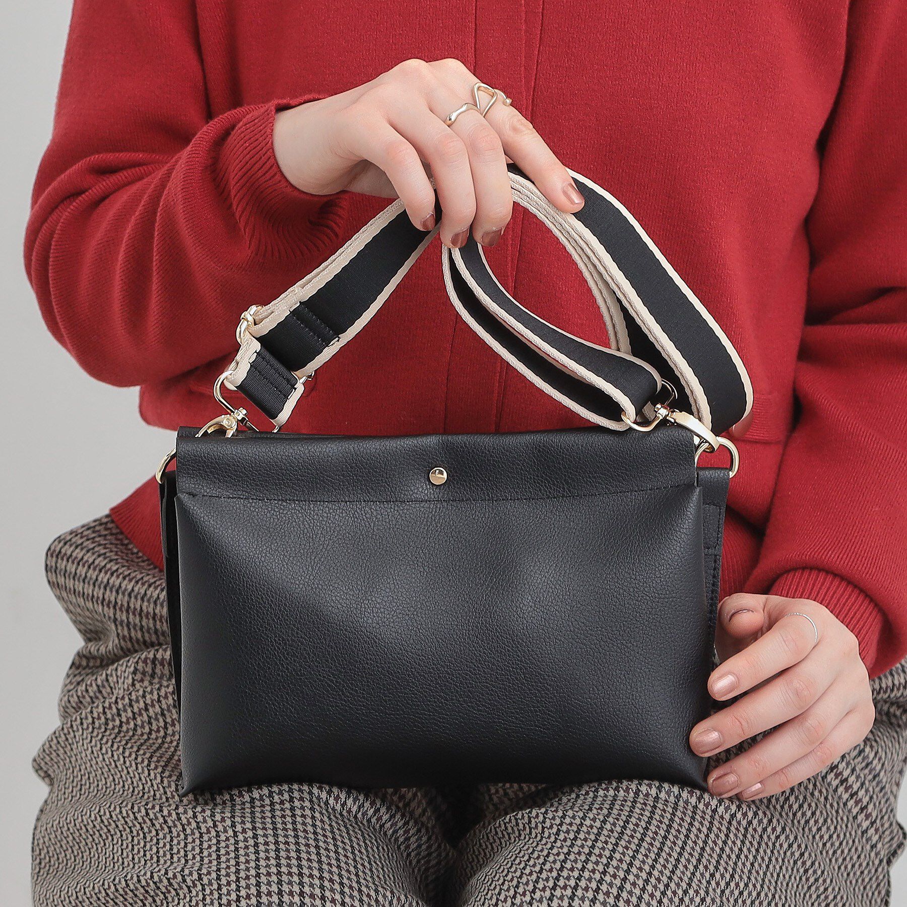 SHOO･LA･RUE「配色ベルトがアクセント 3層ショルダーバッグ」|ショルダー・メッセンジャー|ブラック(019)
