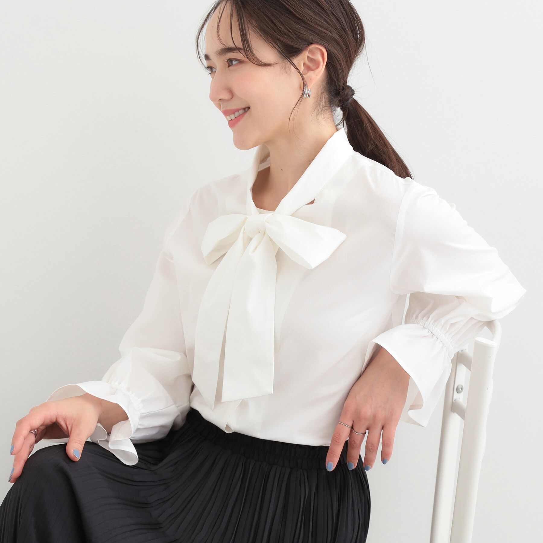 SHOO･LA･RUE「【洗濯後シワになりにくい/UV/S-LL】シンプルで使いやすい　キャンディースリーブ リボンブラウス」|シャツ・ブラウス|オフホワイト(003