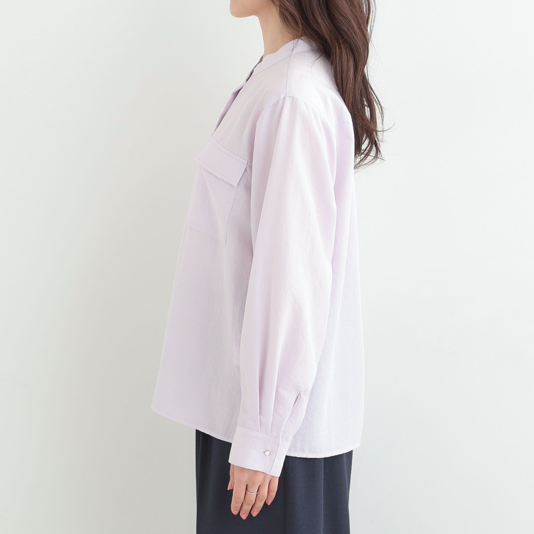 SHOO･LA･RUE「【イージーケア/S-LL/UV】きれいめにもラフにも　ダブルフラップポケットバンドカラーシャツ」|シャツ・ブラウス|