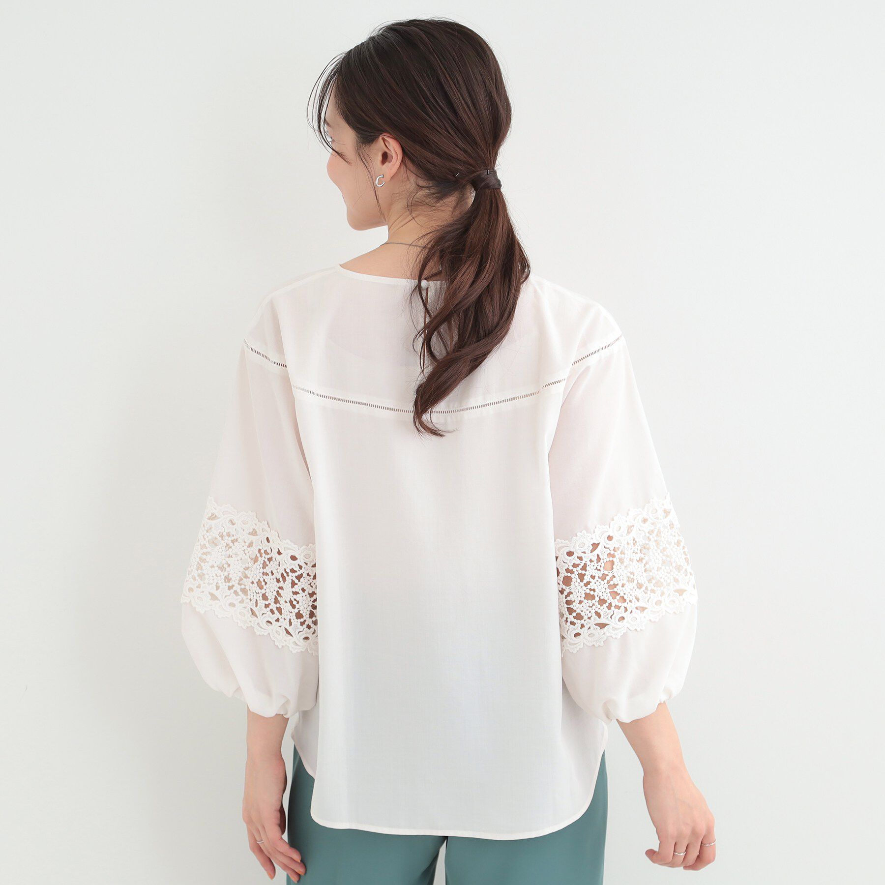 SHOO･LA･RUE「【洗濯機可/S-LL】透かし編み柄が上品な レース切り替えブラウス」|シャツ・ブラウス|