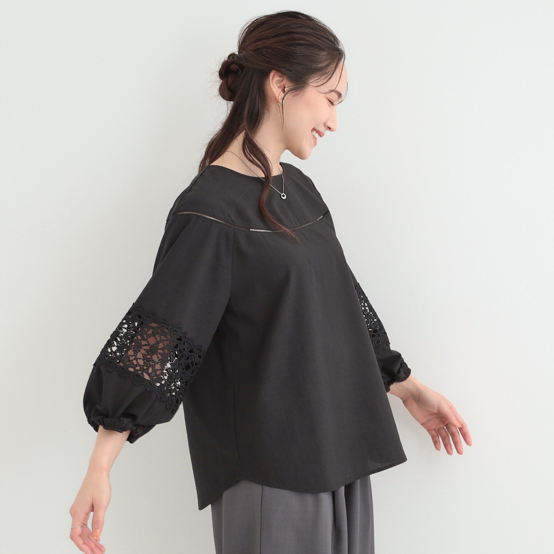 SHOO･LA･RUE「【洗濯機可/S-LL】透かし編み柄が上品な レース切り替えブラウス」|シャツ・ブラウス|