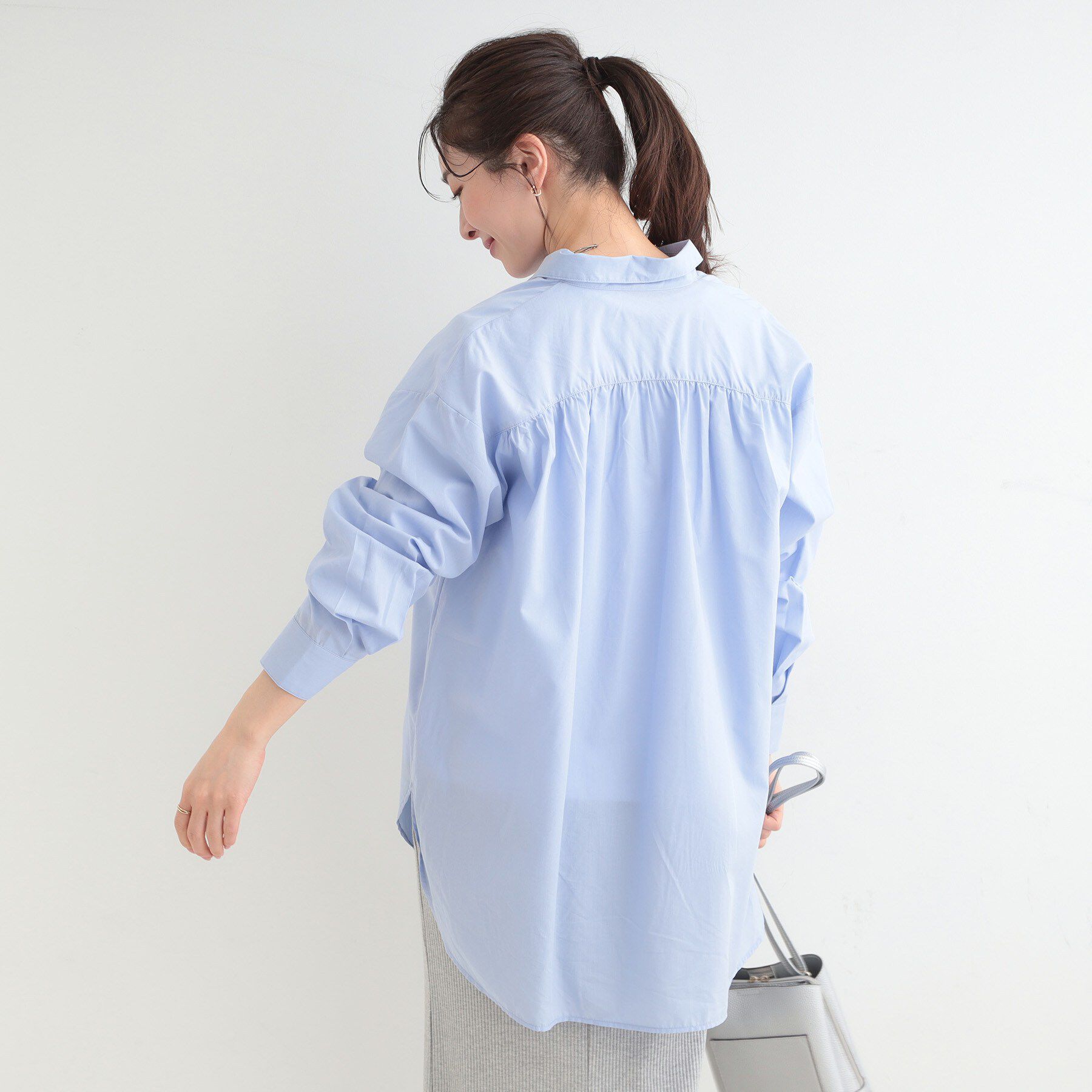 SHOO･LA･RUE「【体型カバー】バックギャザーで魅せる オーバーサイズシャツ」|シャツ・ブラウス|