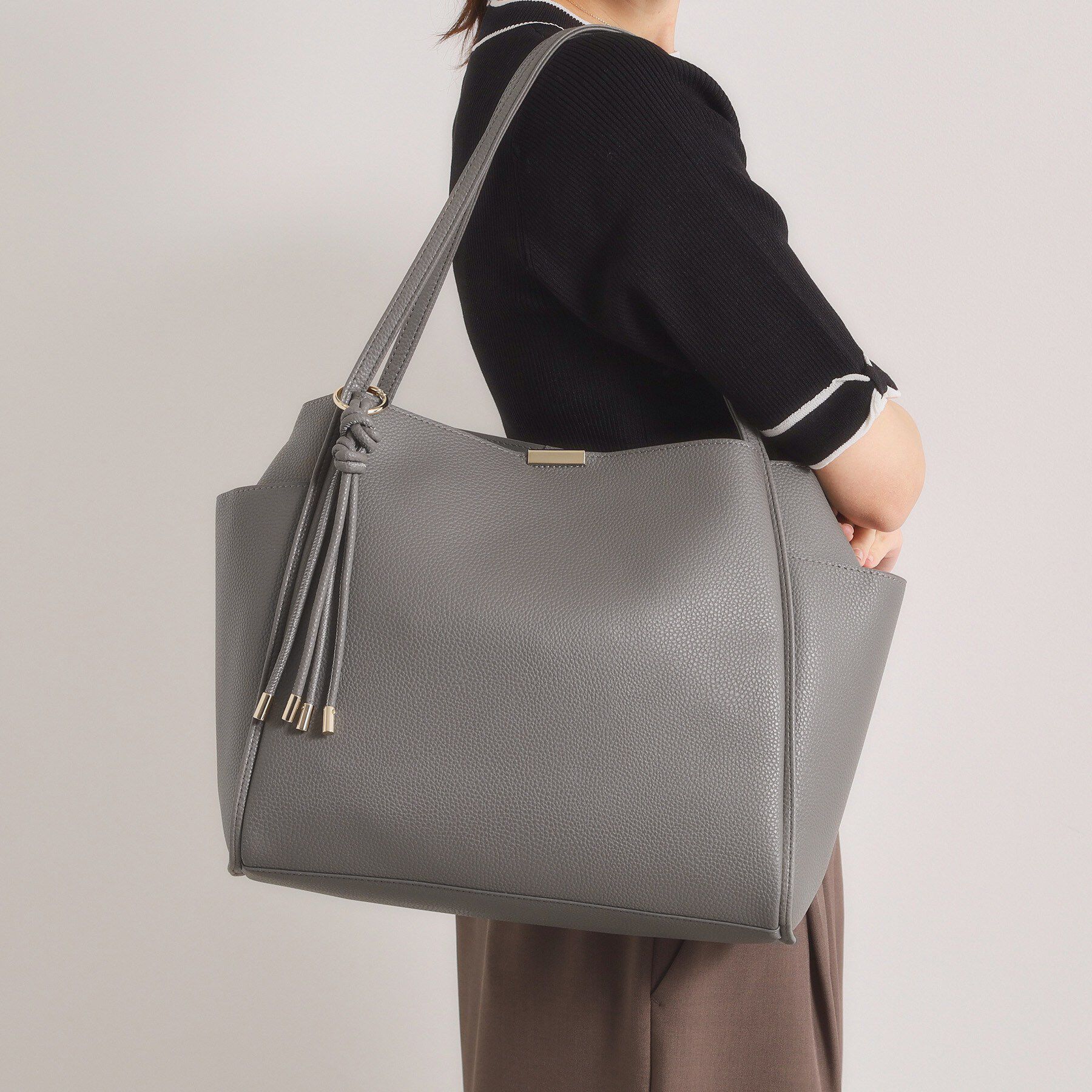 ITS&rsquo;DEMO「タッセル付変形A4トート」|トートバッグ|グレー(012)