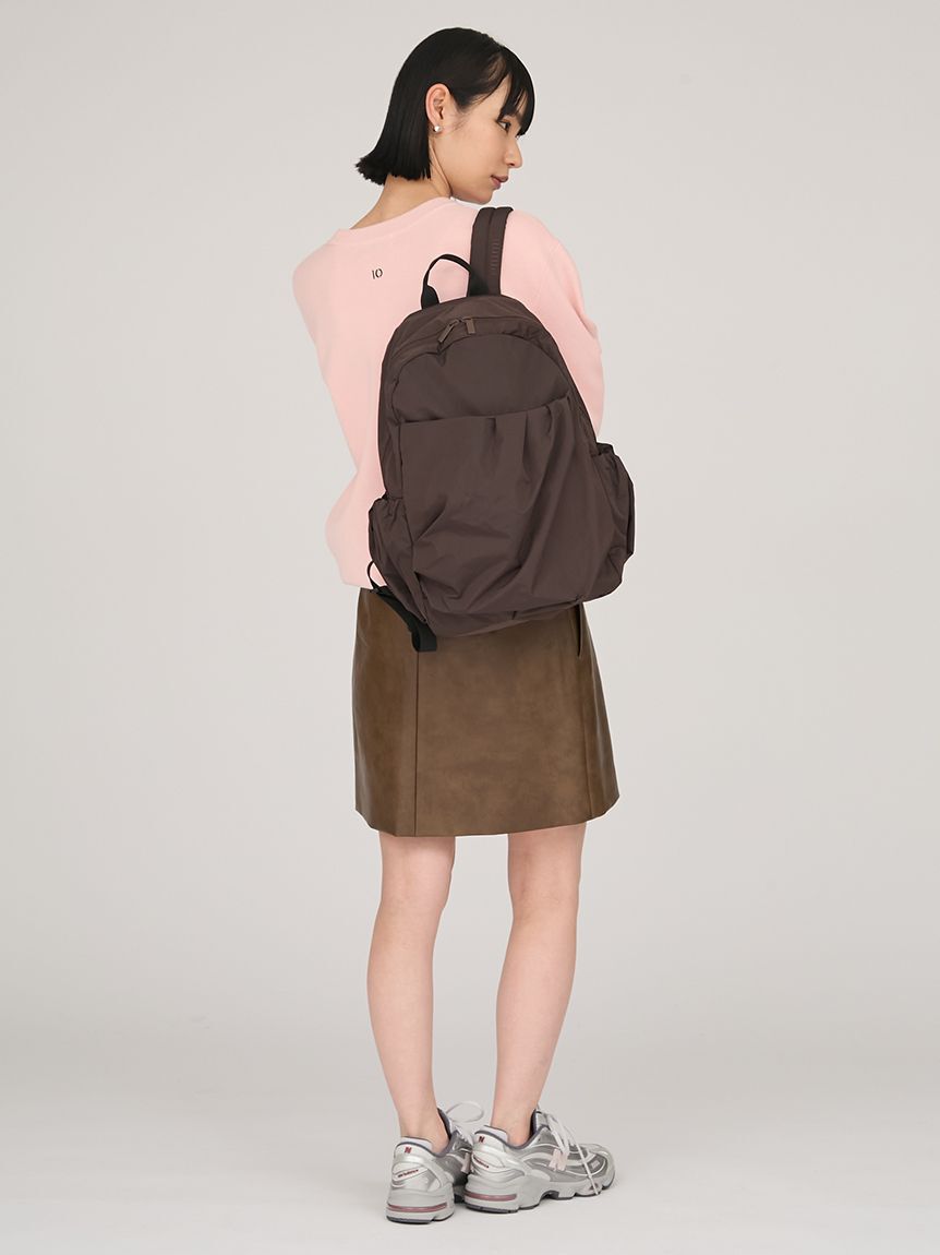 emmi atelier「【ONLINE限定カラー】eco 撥水ギャザーボディーバックパック」|リュック|