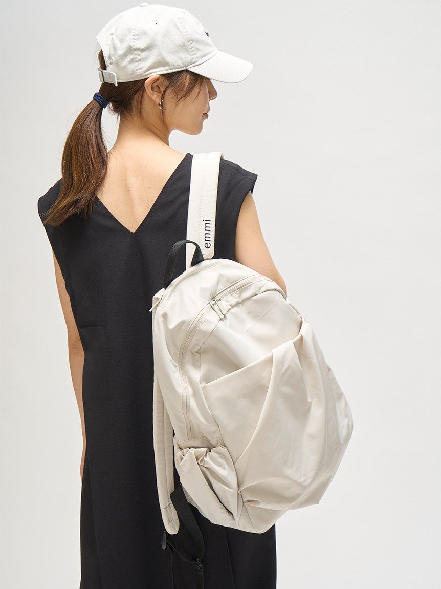 emmi atelier「【ONLINE限定カラー】eco 撥水ギャザーボディーバックパック」|リュック|
