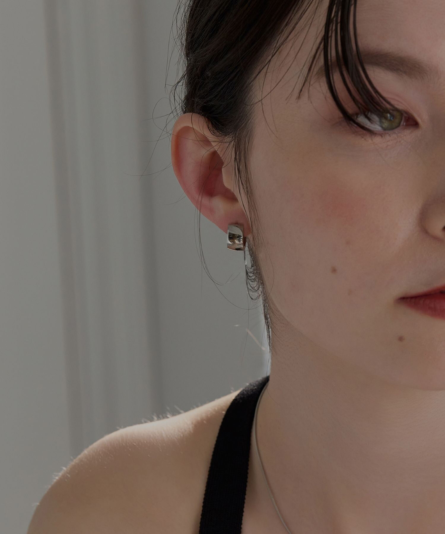 Phoebe「【金属アレルギー対応】ワンタッチワイドフープミニピアス　シルバー/サージカルステンレス」|ピアス|