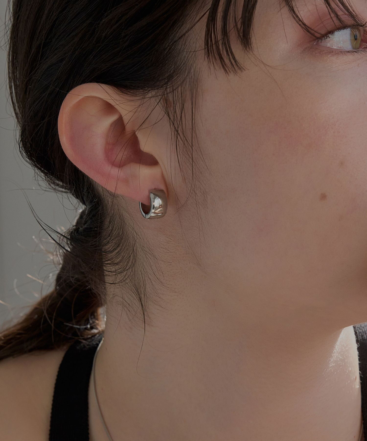 Phoebe「【金属アレルギー対応】ワンタッチワイドフープミニピアス　シルバー/サージカルステンレス」|ピアス|