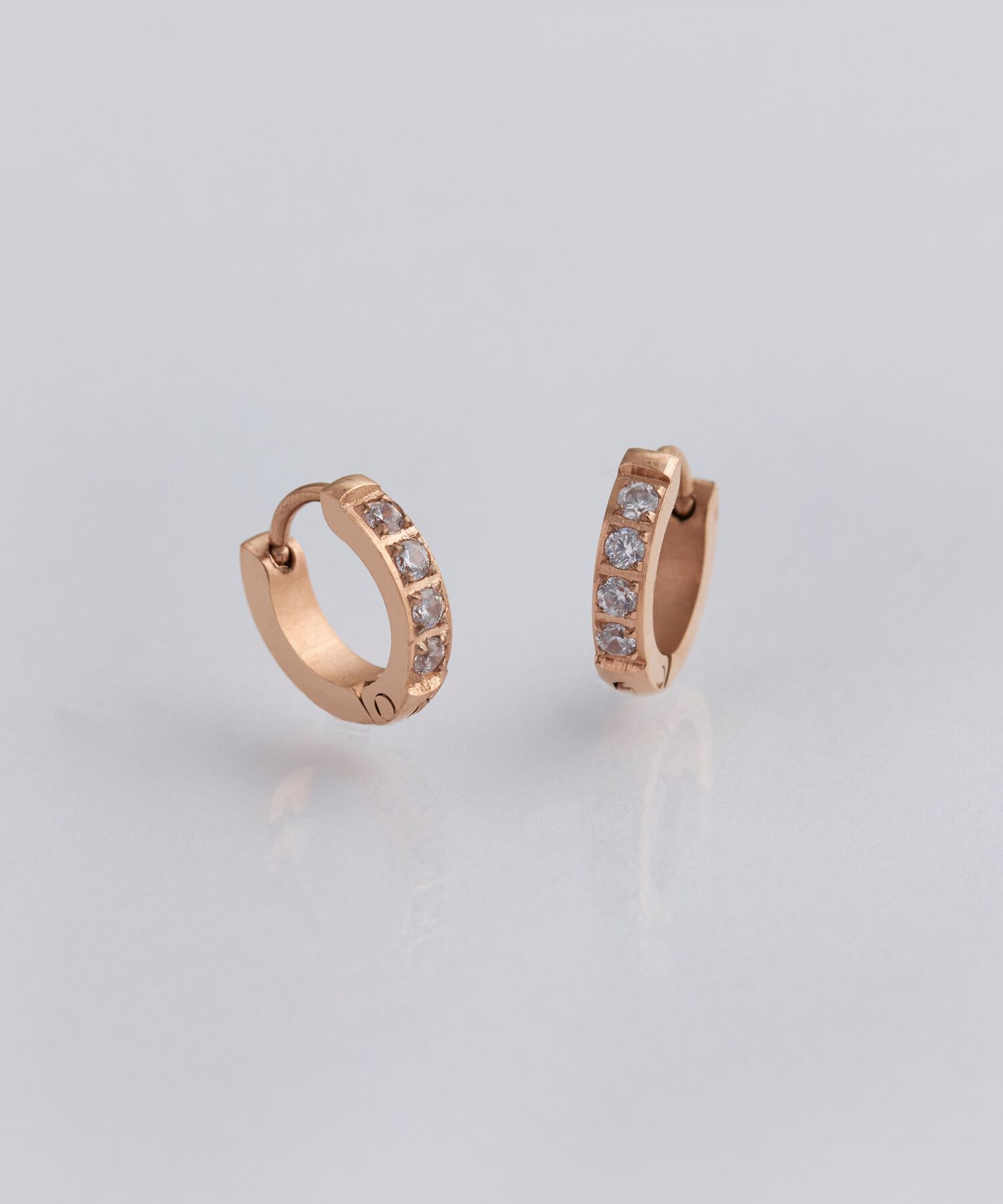 Phoebe「【金属アレルギー対応】ワンタッチビジューフープミニピアス　ローズゴールド/サージカルステンレス」|ピアス|