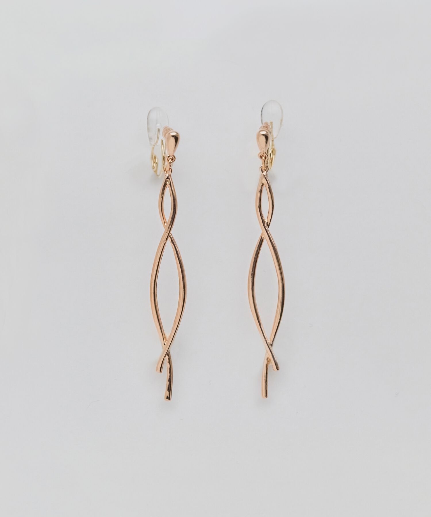 Phoebe「【金属アレルギー対応/痛くないシリーズ】スウィングループフィットイヤリング　シャンパンゴールド」|イヤリング|