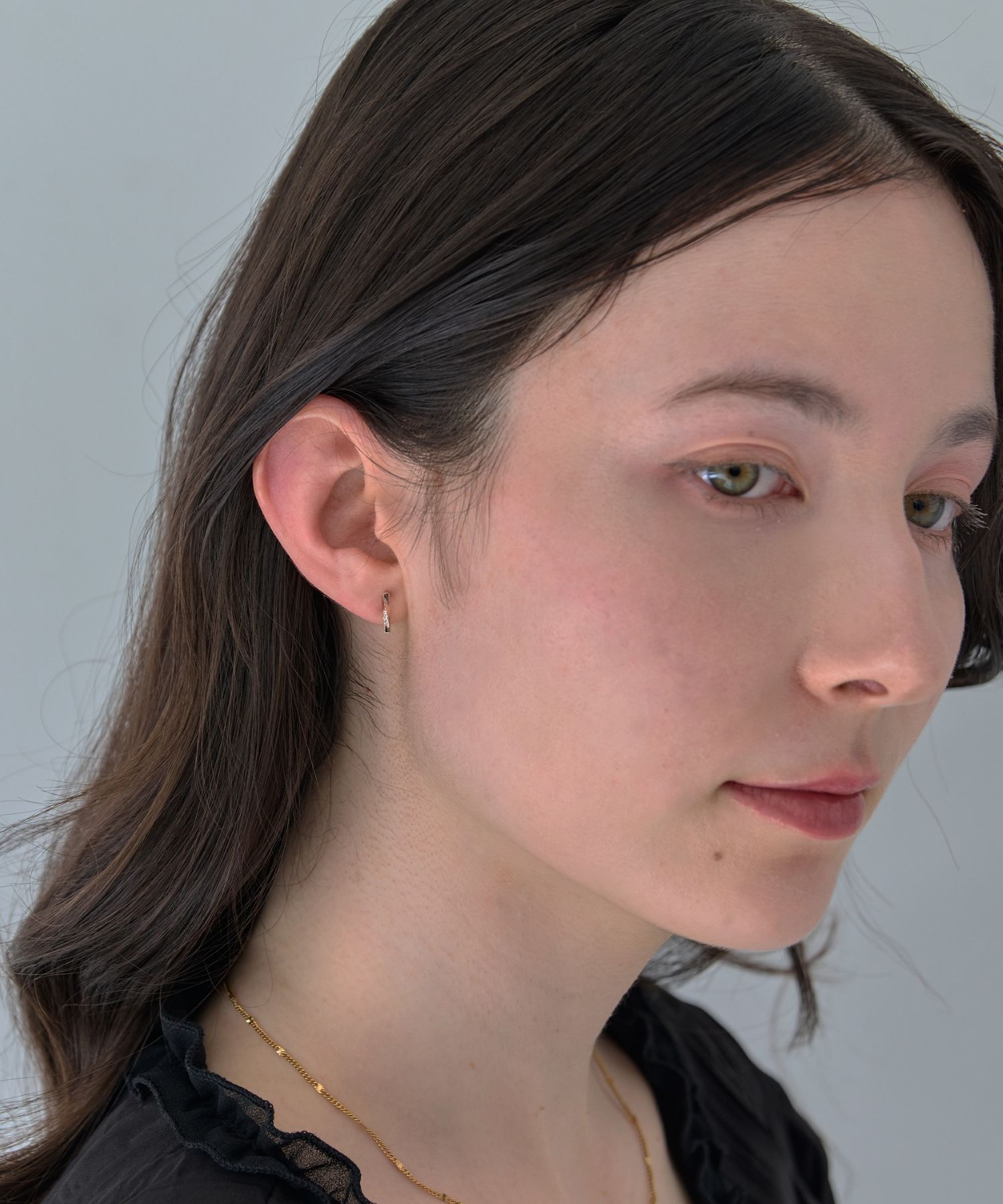 Phoebe「【痛くないシリーズ】ツイストバービジューライトフィットイヤリング　シャンパンゴールド」|イヤリング|