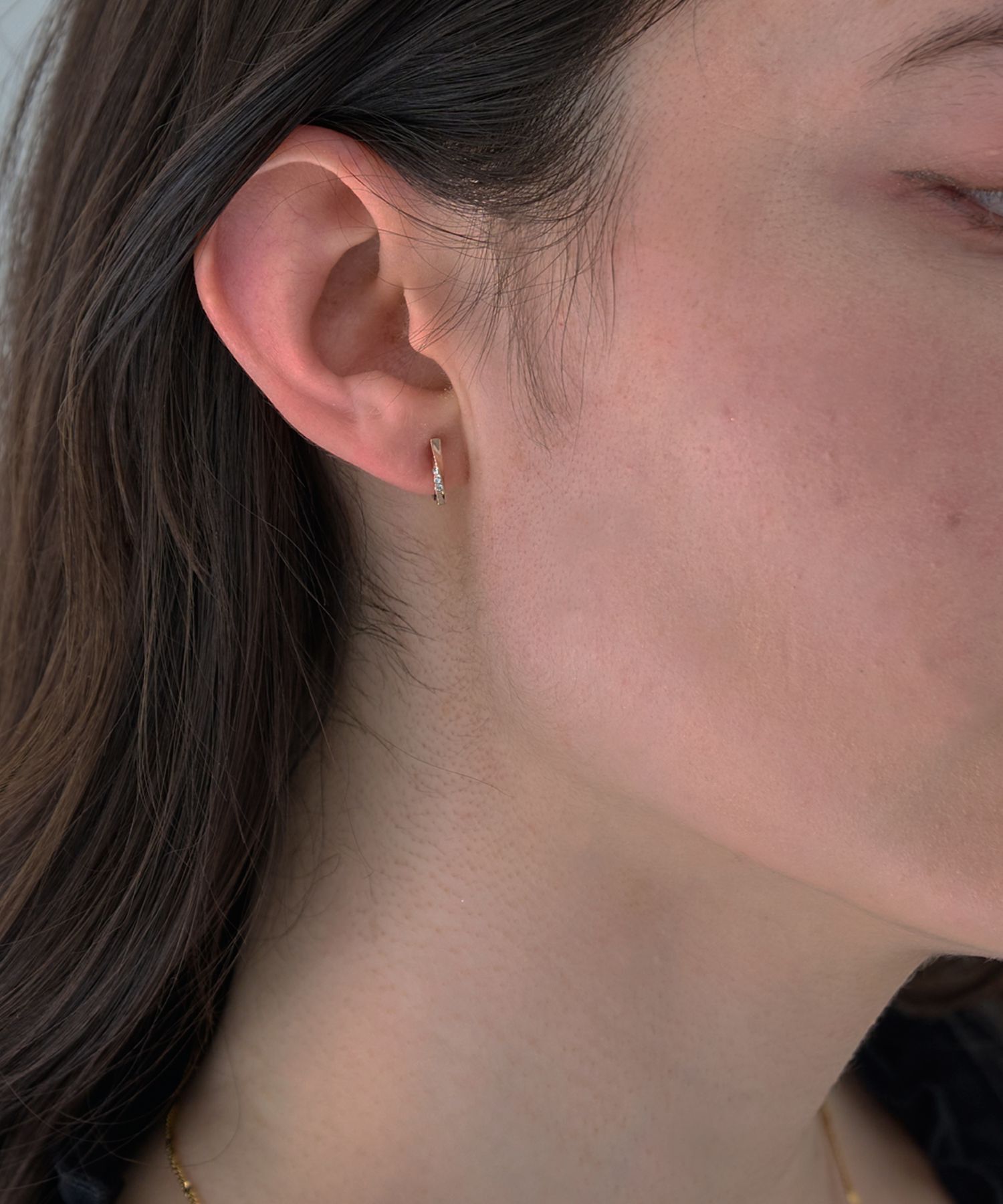 Phoebe「【痛くないシリーズ】ツイストバービジューライトフィットイヤリング　シャンパンゴールド」|イヤリング|