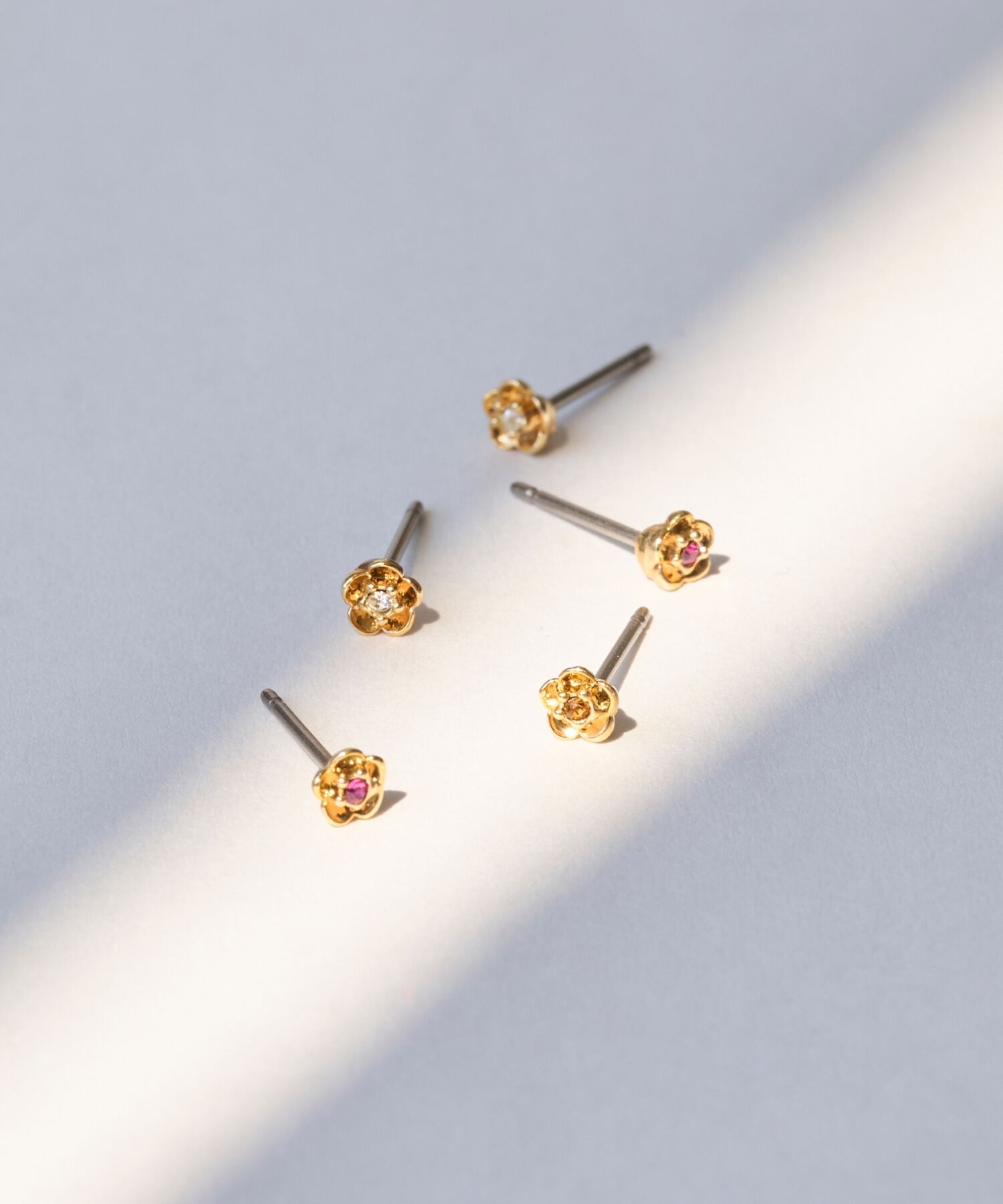 Phoebe「【金属アレルギー対応】プチフラワービジュースタッドピアス　オレンジ」|ピアス|