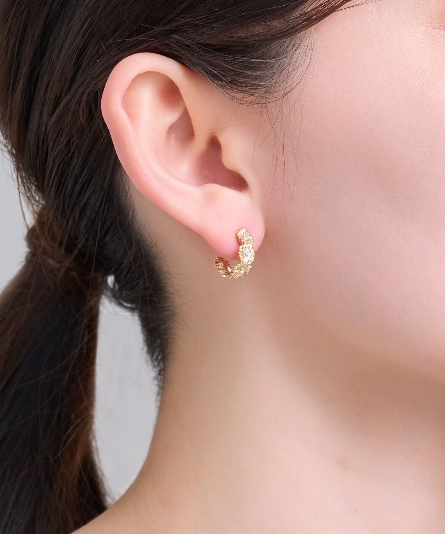Phoebe「【金属アレルギー対応】マーガレットフラワーフープピアス　ゴールド」|ピアス|