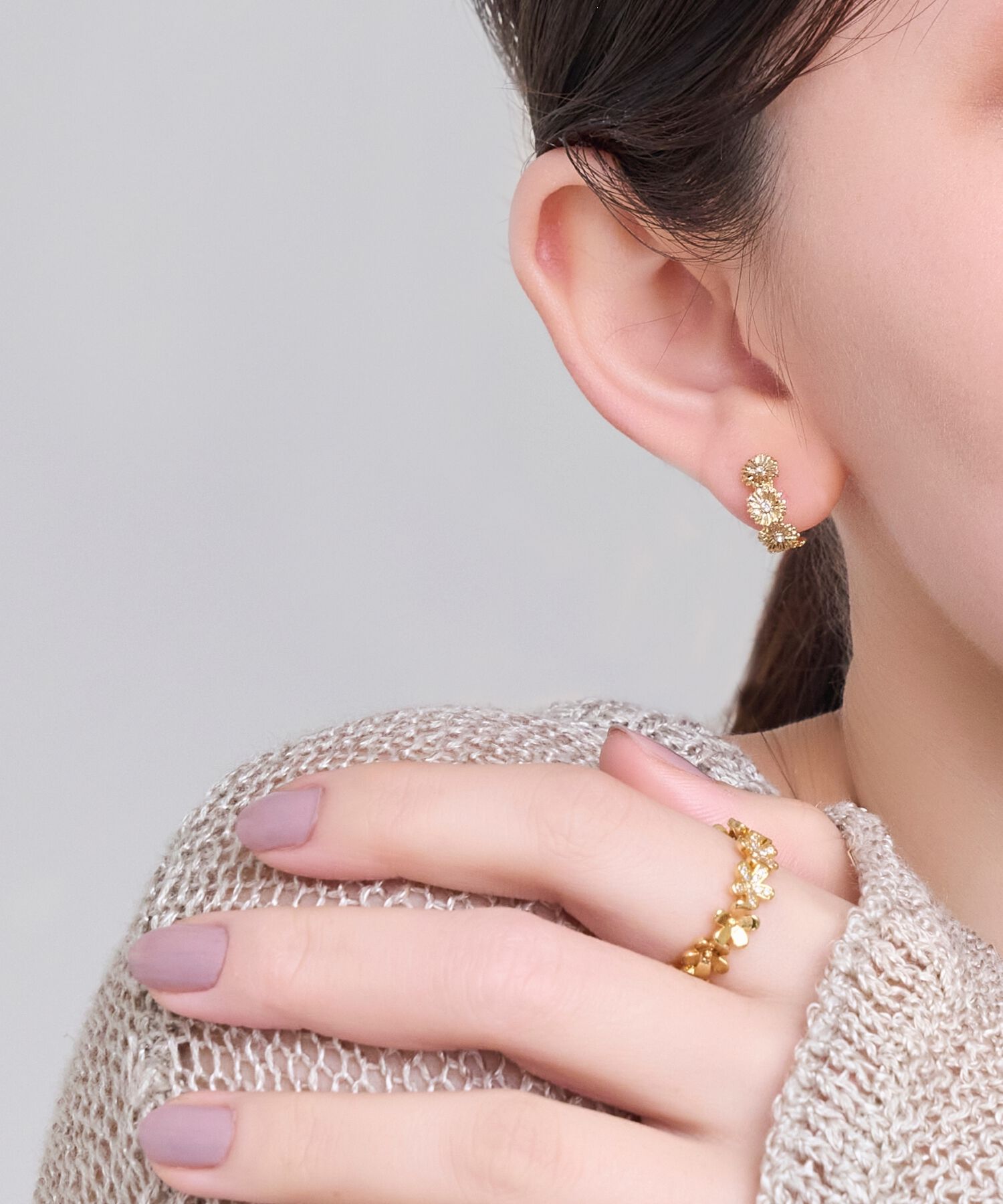 Phoebe「【金属アレルギー対応】マーガレットフラワーフープピアス　ゴールド」|ピアス|