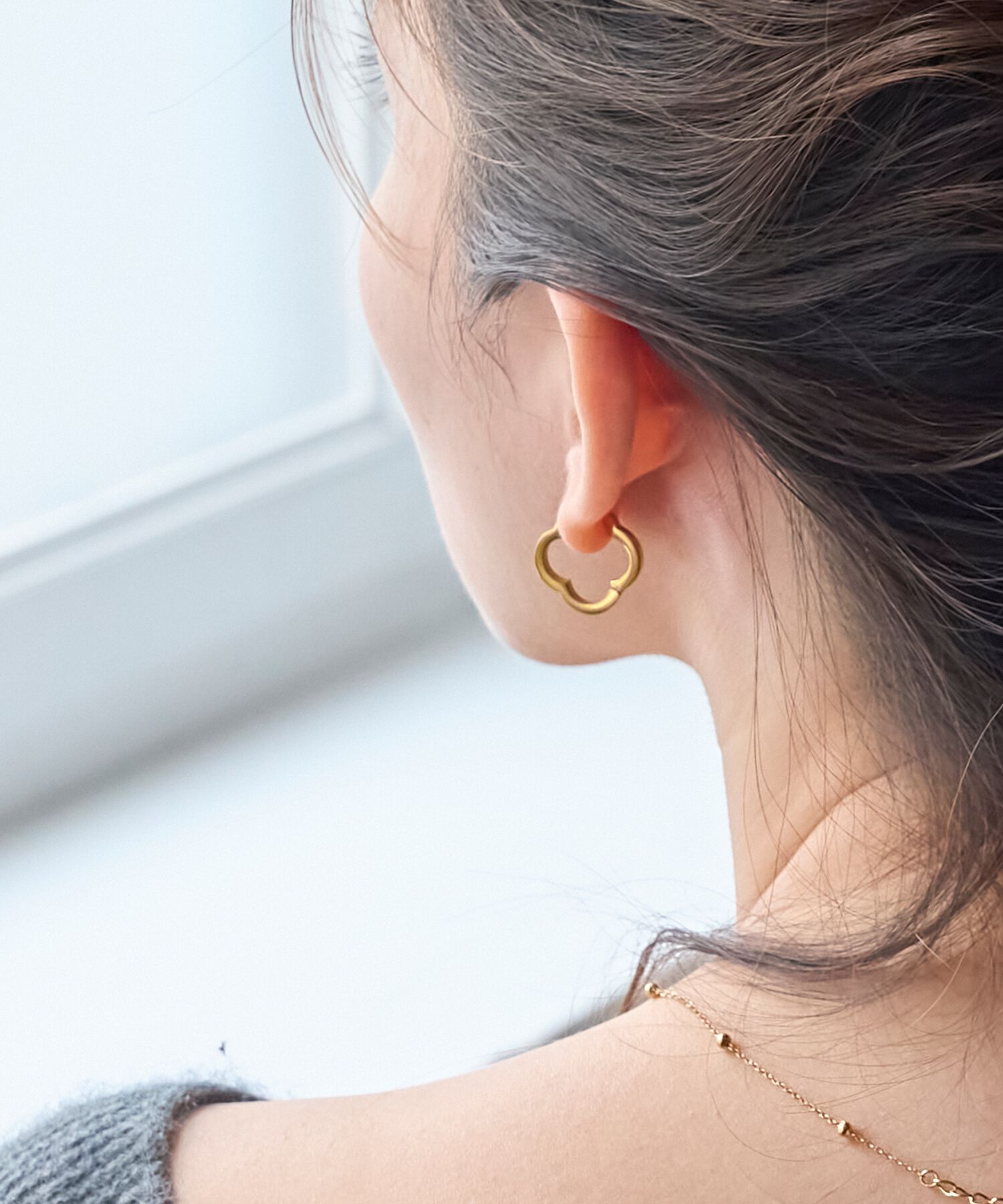 Phoebe「【金属アレルギー対応】フラワーワンタッチフープピアス　ゴールド/サージカルステンレス（片耳）」|ピアス|