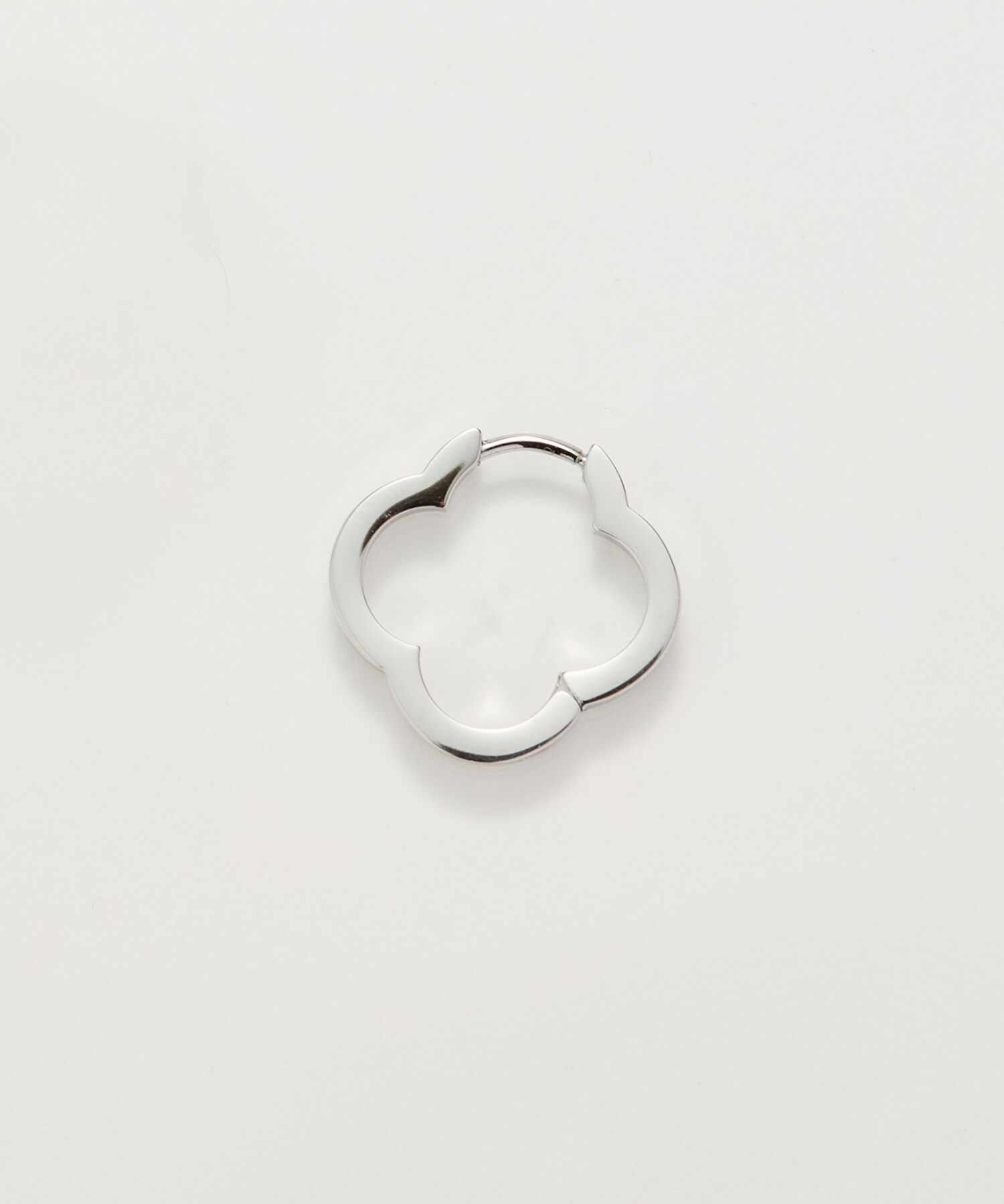 Phoebe「【金属アレルギー対応】フラワーワンタッチフープピアス　シルバー/サージカルステンレス（片耳）」|ピアス|