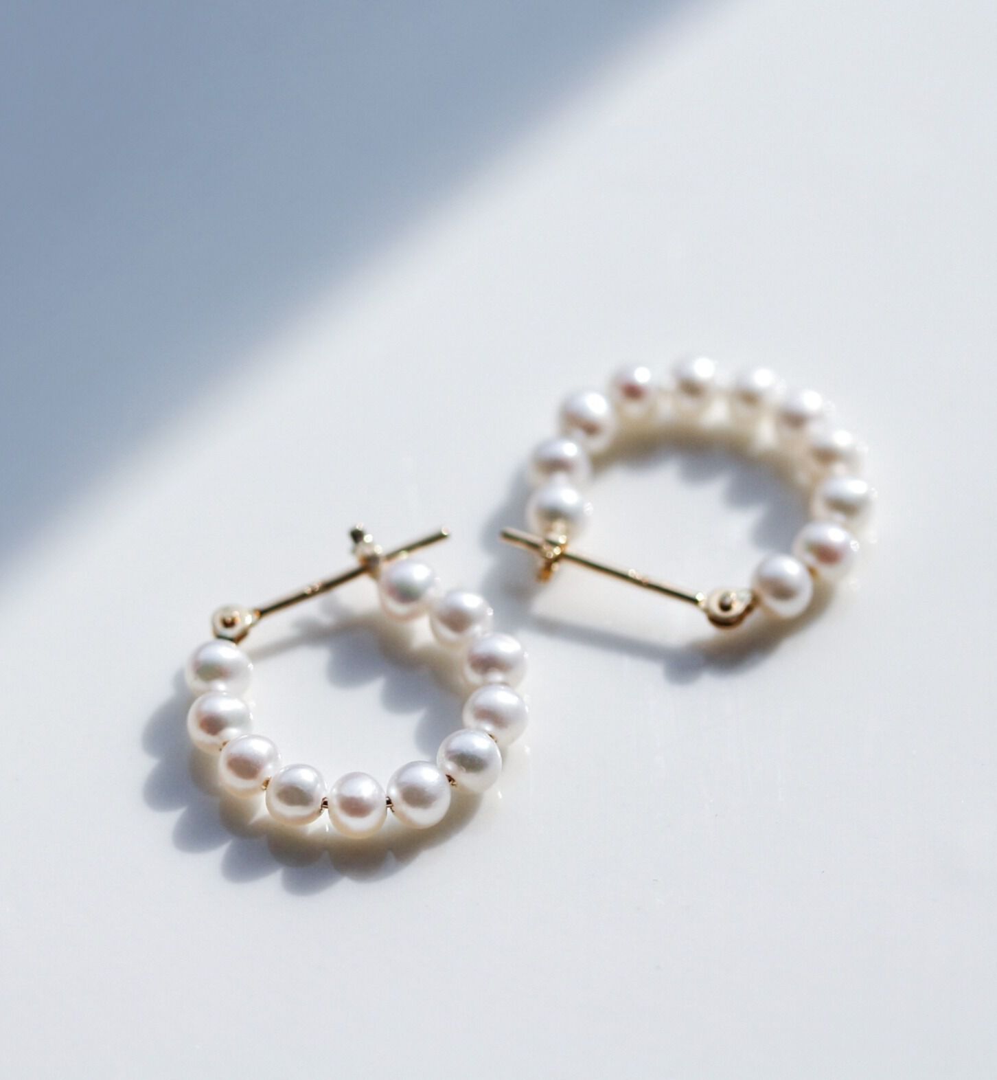  「パール スナップ フープ ピアス| K10YG 〈Ally〉」|ピアス|K10 イエローゴールド