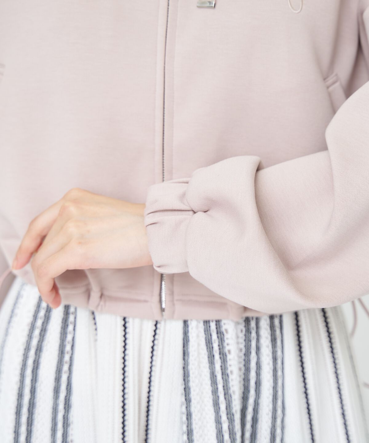 アンドクチュール「ロゴ刺繍ZIPパーカー」|パーカー|