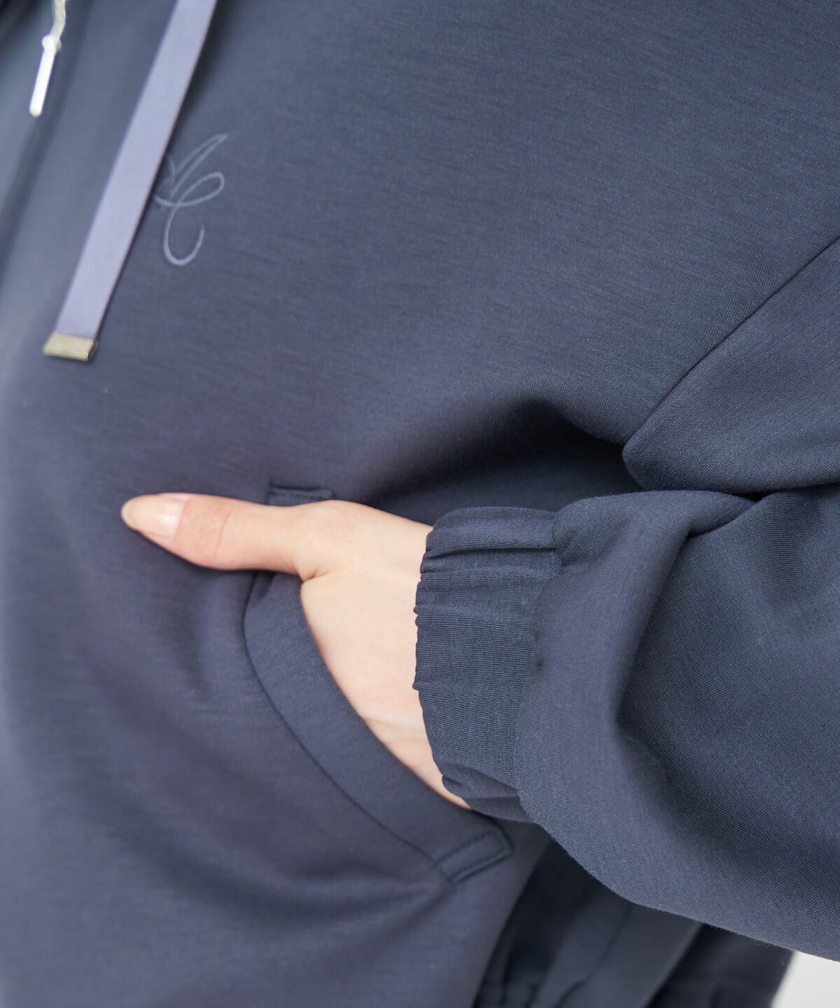 アンドクチュール「ロゴ刺繍ZIPパーカー」|パーカー|