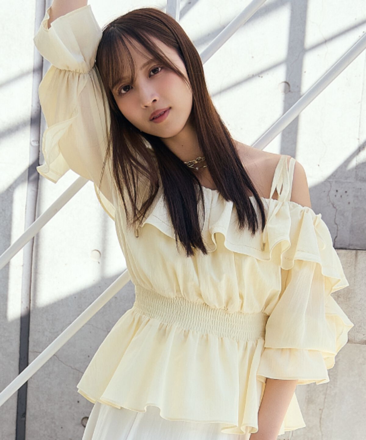 アンドクチュール「オフショルフリルブラウス」|シャツ・ブラウス|クリーム