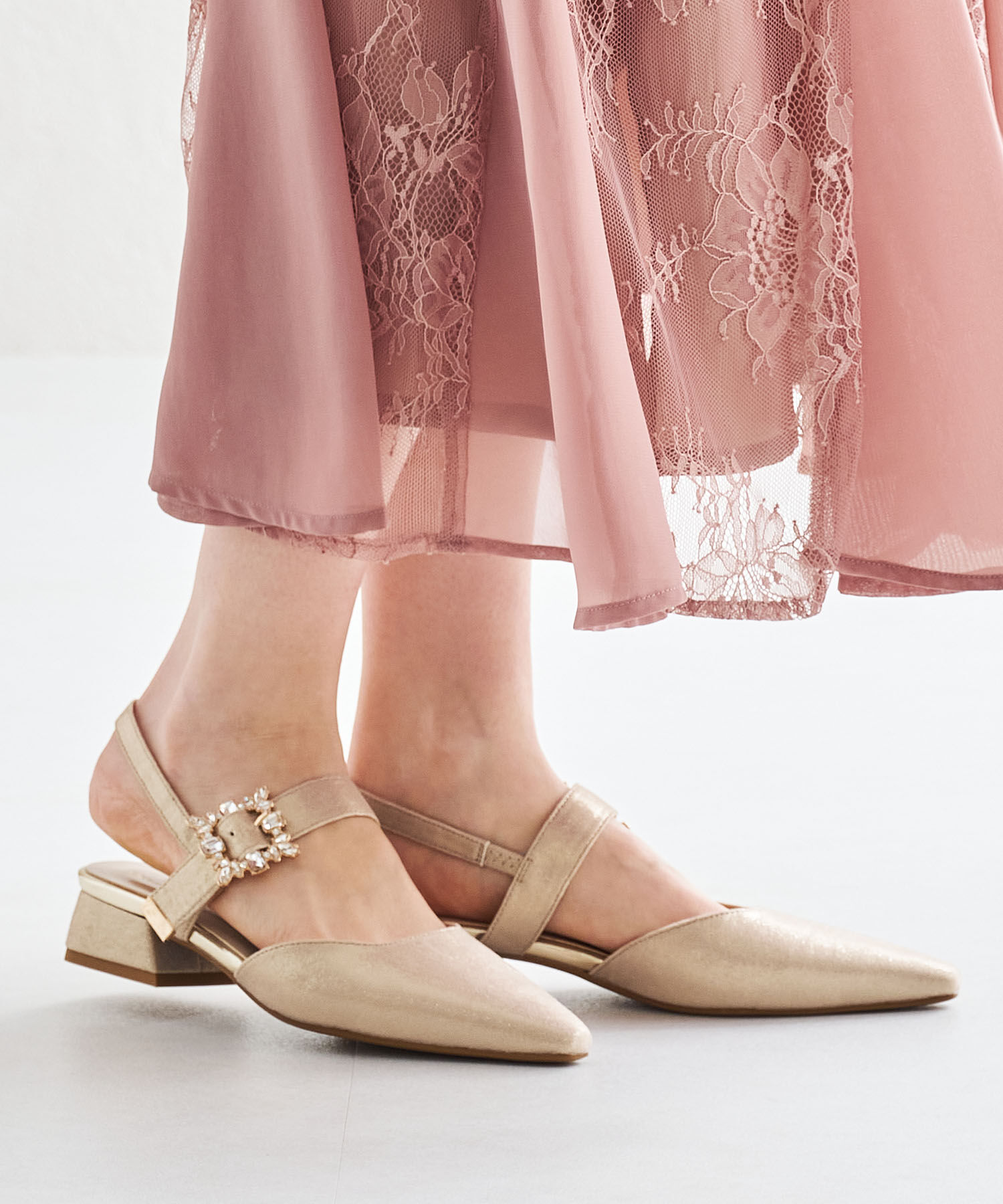 ORiental TRaffic「【オケージョン】ビジューバックストラップローヒールパンプス/MOR111」|パンプス|GOLD