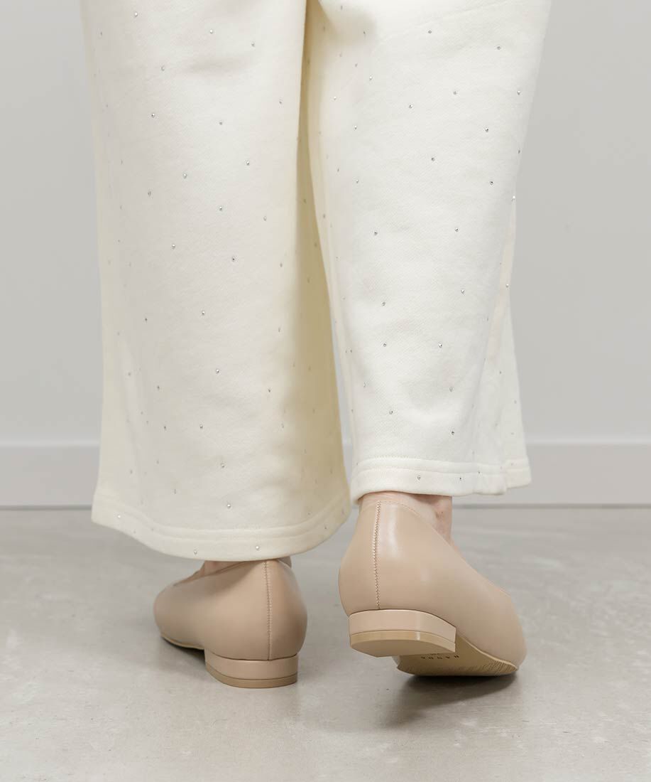  「ゴールドパーツVカットフラットパンプス」|パンプス|