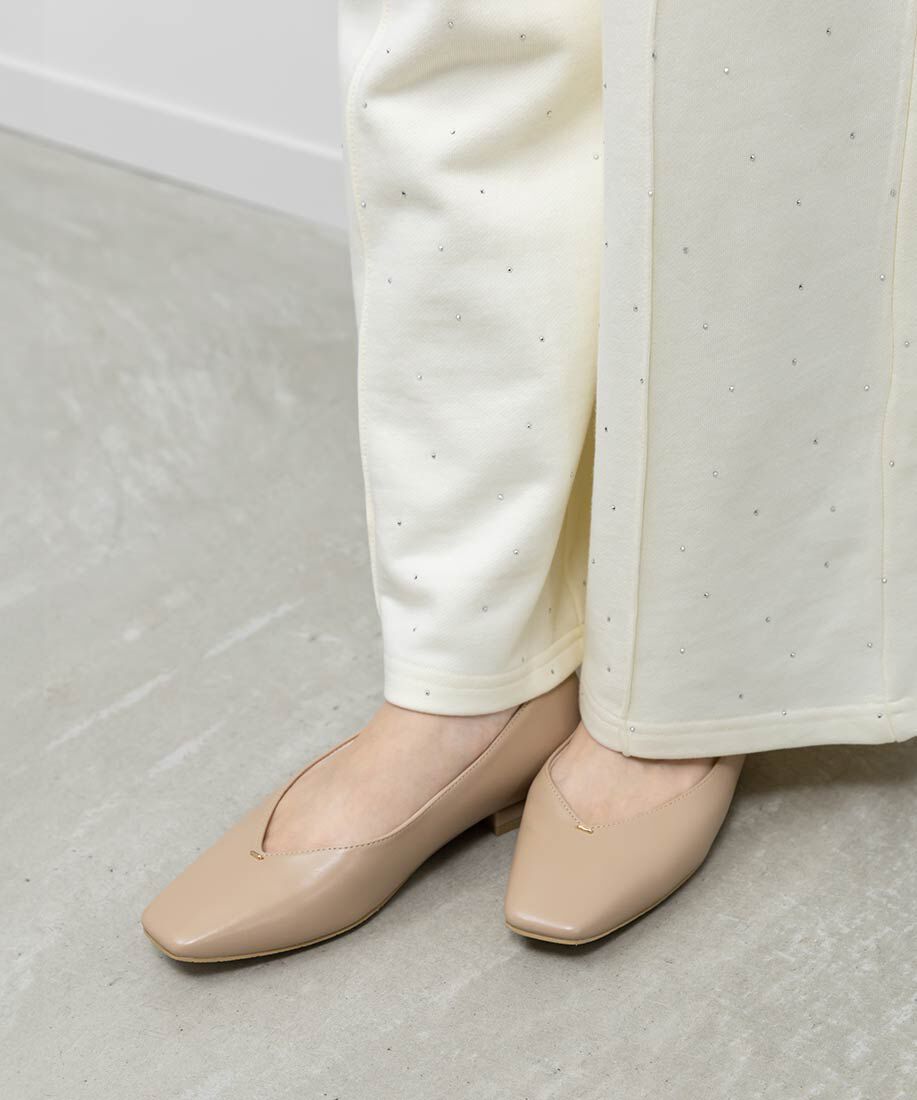  「ゴールドパーツVカットフラットパンプス」|パンプス|