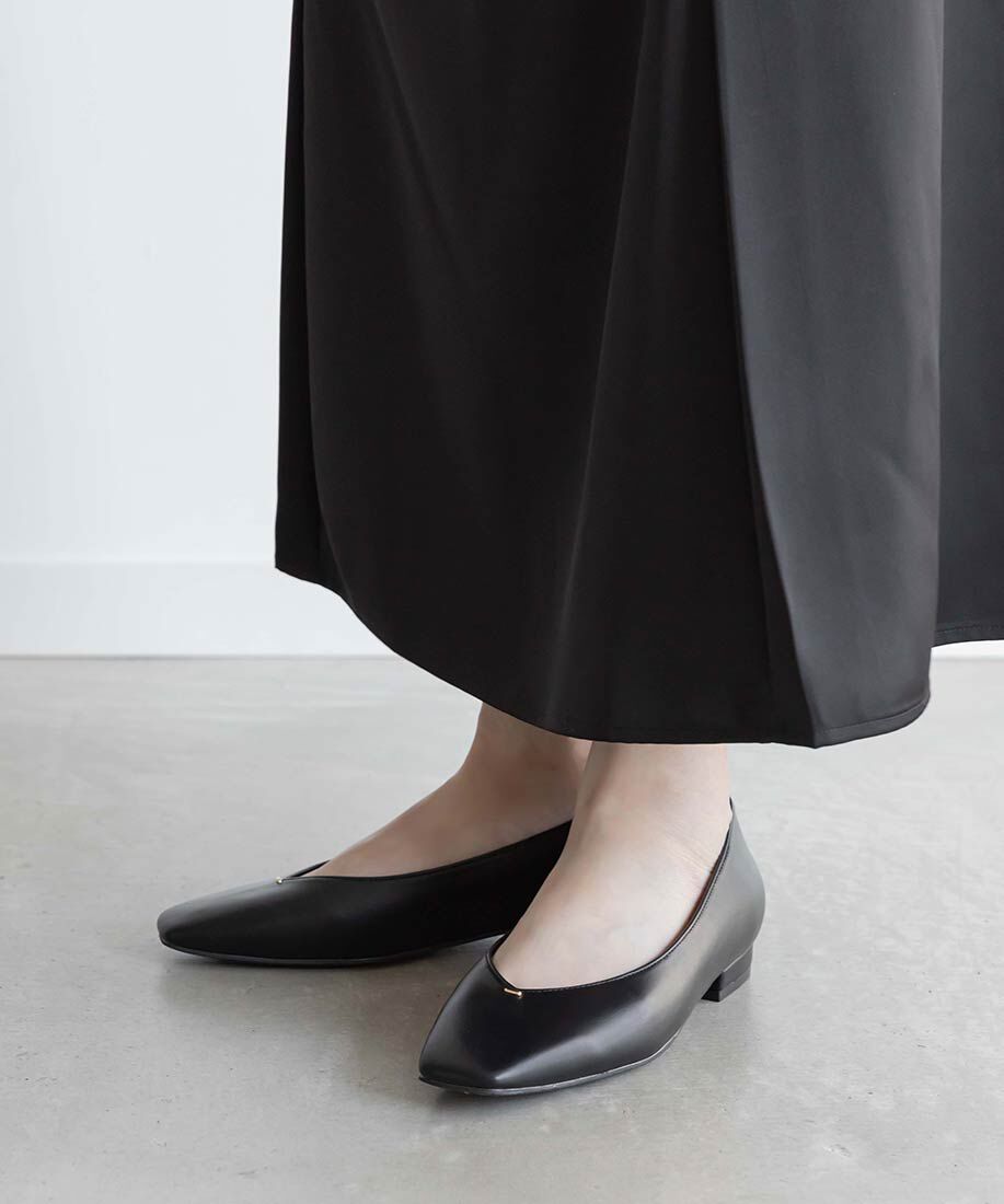  「ゴールドパーツVカットフラットパンプス」|パンプス|